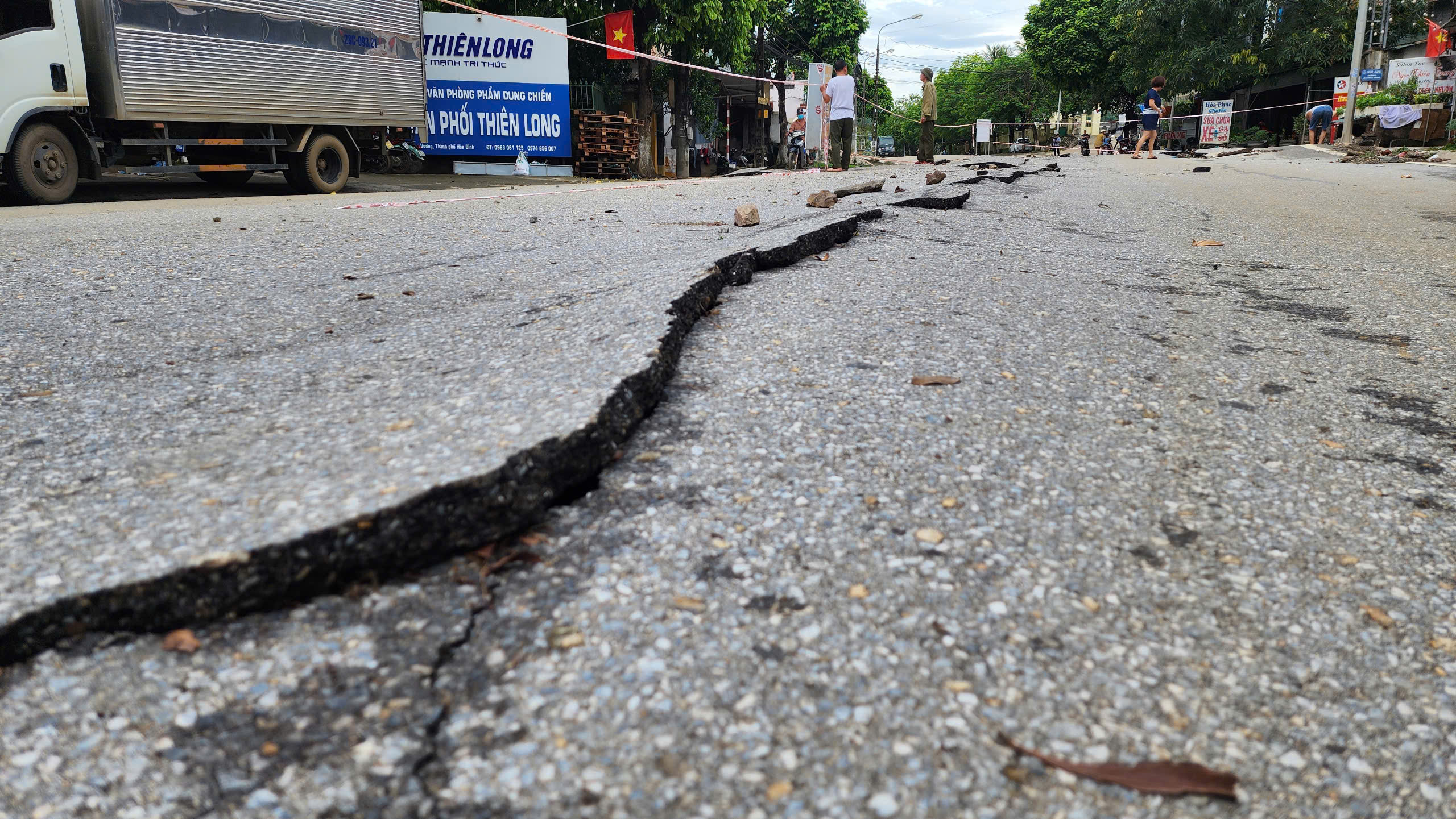 Cận cảnh đường An Dương Vương ở H&ograve;a B&igrave;nh nứt g&atilde;y nghi&ecirc;m trọng sau mưa lớn- Ảnh 13.