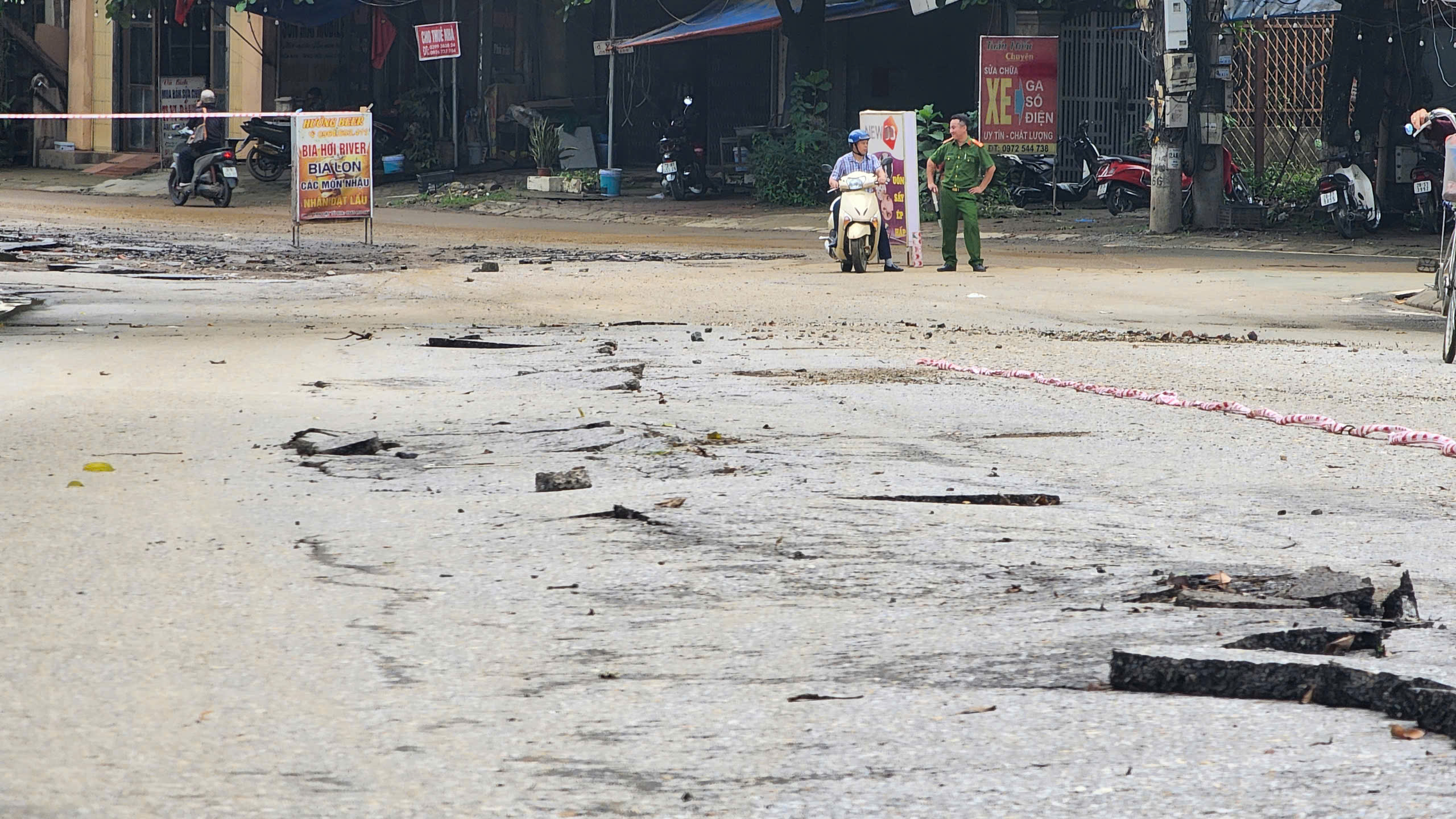Cận cảnh đường An Dương Vương ở H&ograve;a B&igrave;nh nứt g&atilde;y nghi&ecirc;m trọng sau mưa lớn- Ảnh 17.
