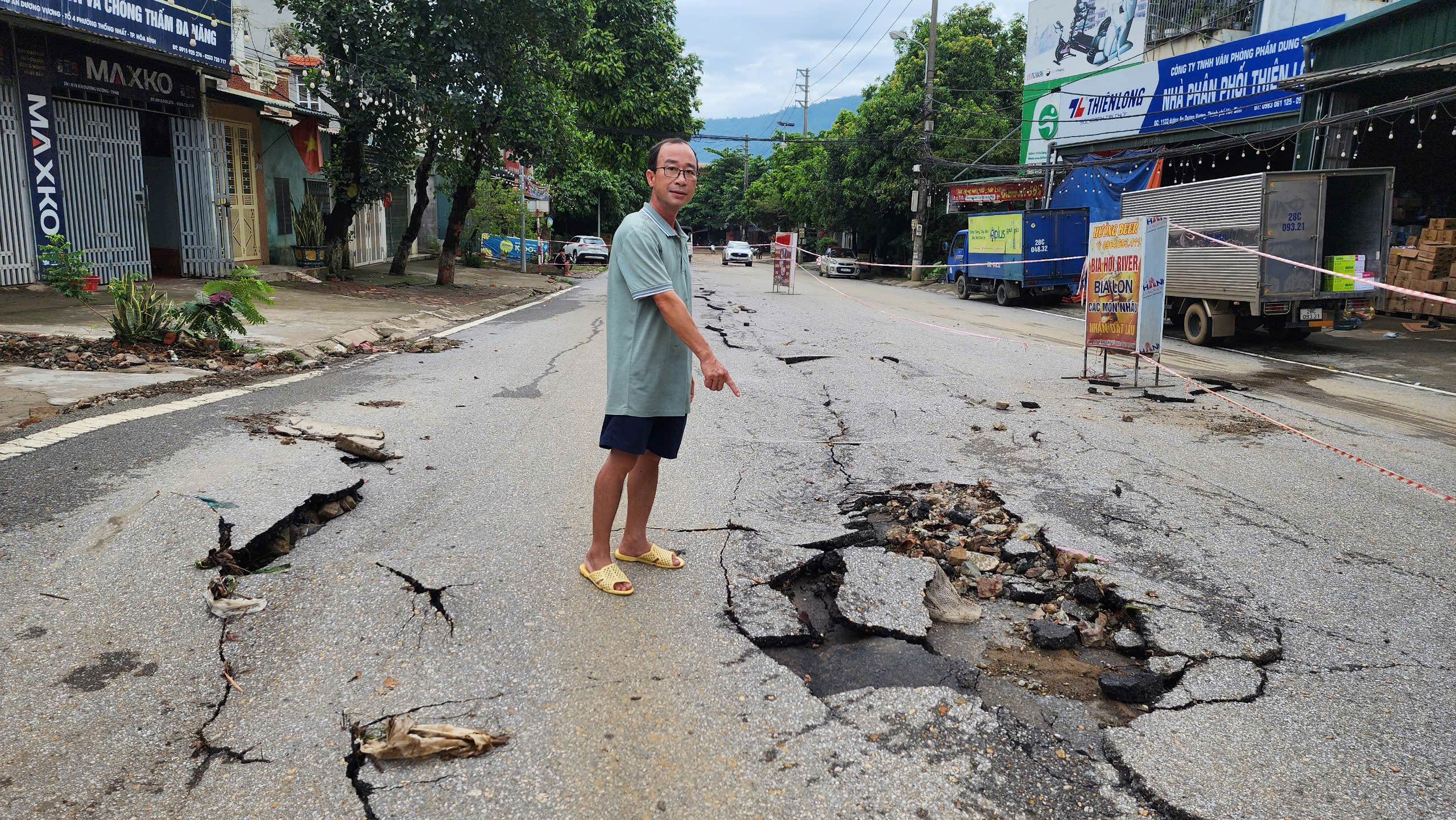 Cận cảnh đường An Dương Vương ở H&ograve;a B&igrave;nh nứt g&atilde;y nghi&ecirc;m trọng sau mưa lớn- Ảnh 2.
