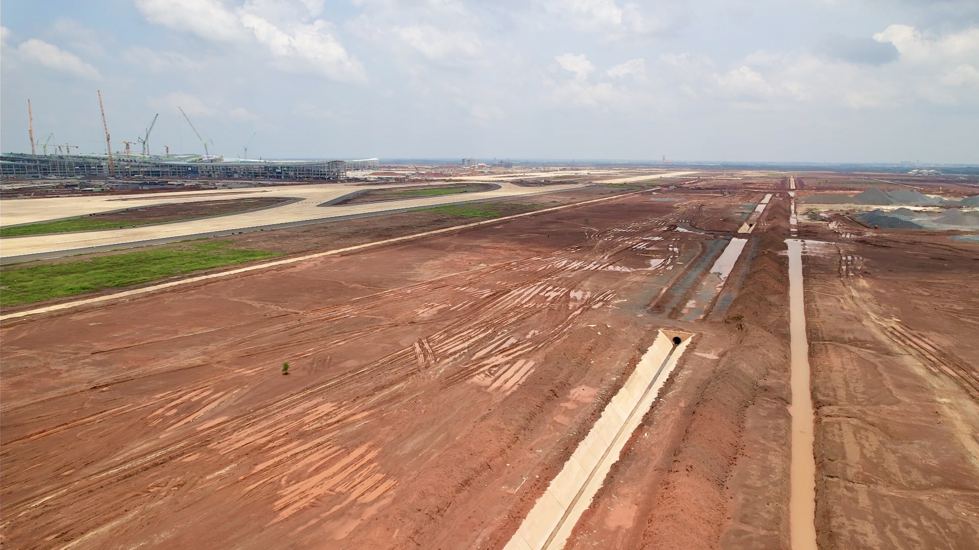 To&agrave;n cảnh chặng đầu thi c&ocirc;ng đường cất hạ c&aacute;nh thứ 2 s&acirc;n bay Long Th&agrave;nh- Ảnh 1.