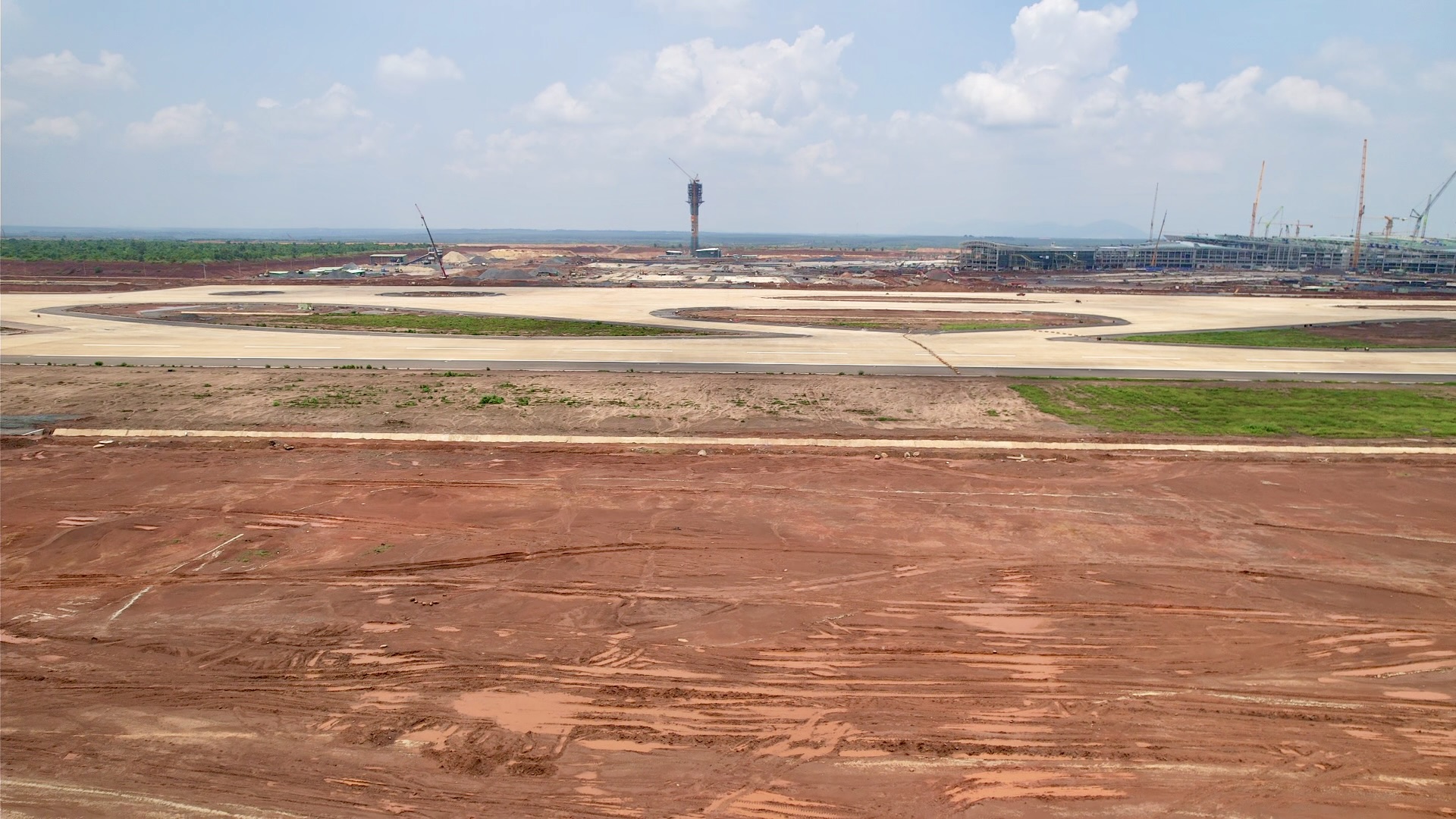 To&agrave;n cảnh chặng đầu thi c&ocirc;ng đường cất hạ c&aacute;nh thứ 2 s&acirc;n bay Long Th&agrave;nh- Ảnh 7.