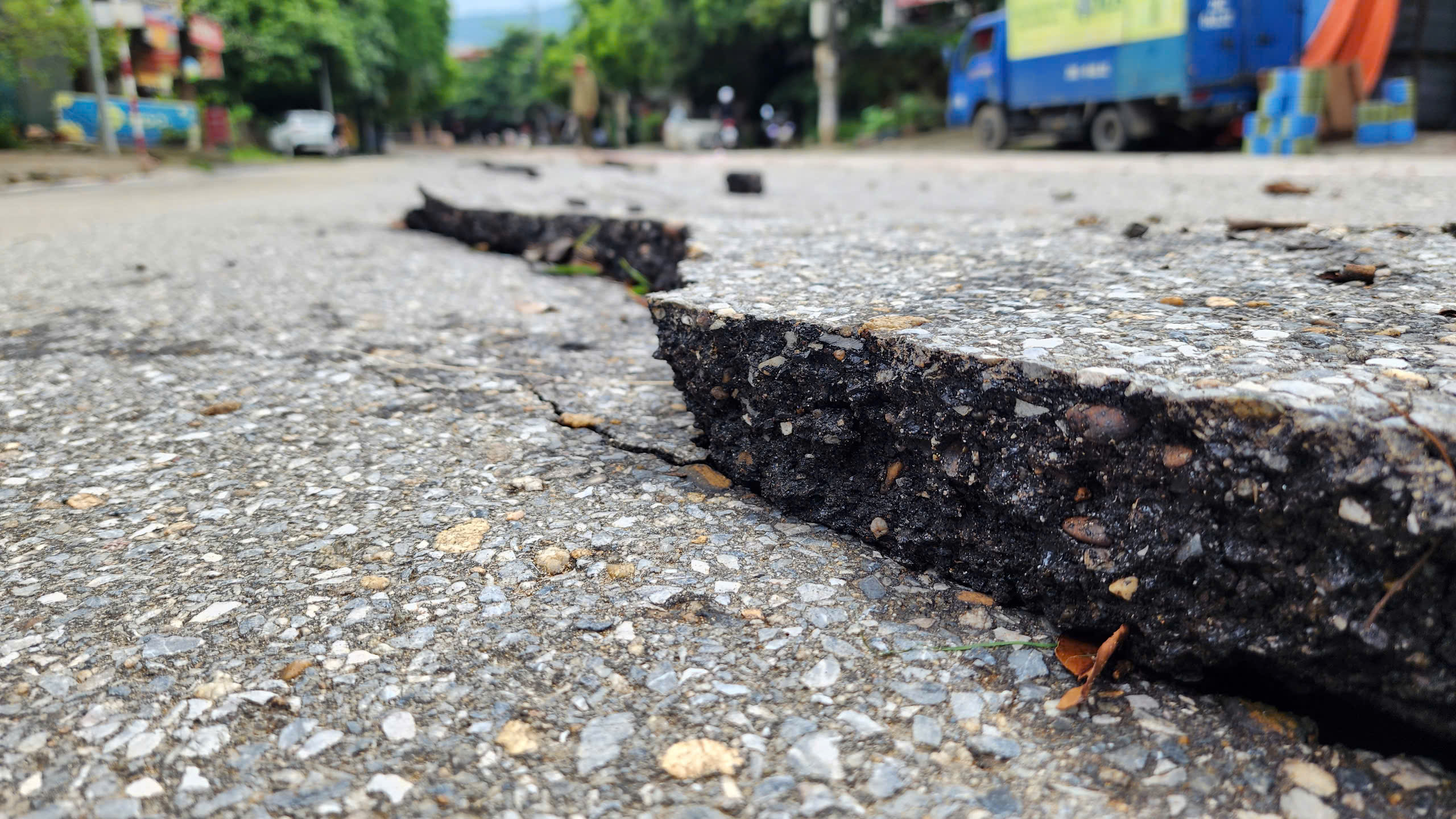 Cận cảnh đường An Dương Vương ở H&ograve;a B&igrave;nh nứt g&atilde;y nghi&ecirc;m trọng sau mưa lớn- Ảnh 4.