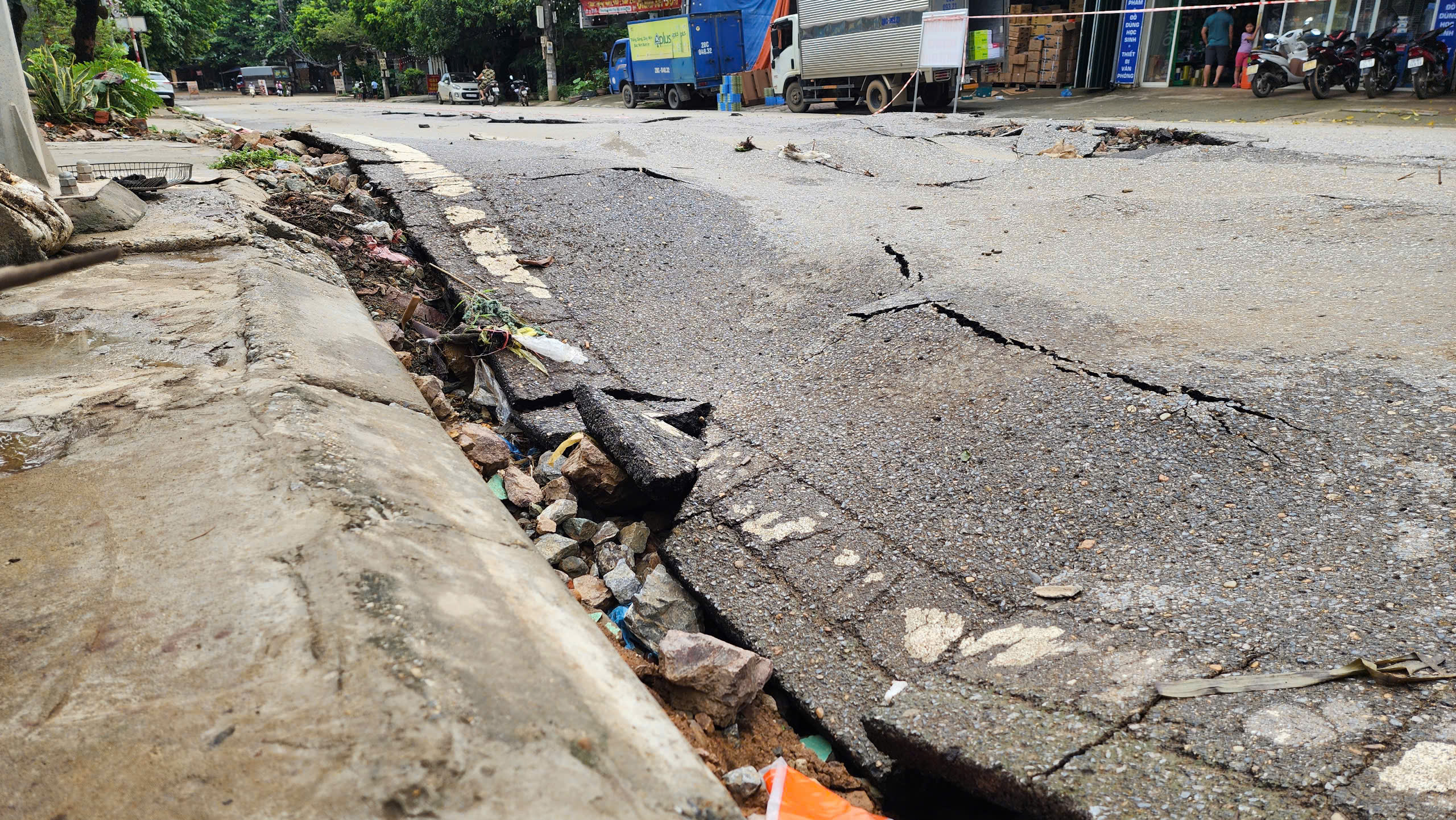 Cận cảnh đường An Dương Vương ở H&ograve;a B&igrave;nh nứt g&atilde;y nghi&ecirc;m trọng sau mưa lớn- Ảnh 5.