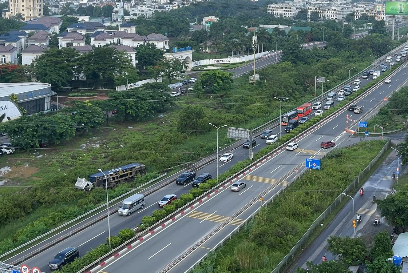 T&ocirc;ng dải ph&acirc;n c&aacute;ch, xe container lật nh&agrave;o tr&ecirc;n cao tốc TP.HCM - Long Th&agrave;nh - Dầu Gi&acirc;y- Ảnh 1.