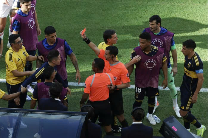 Xuất hiện &ldquo;mưa&rdquo; thẻ đỏ trong trận đấu tại FIFA Club World Cup 2025- Ảnh 1.