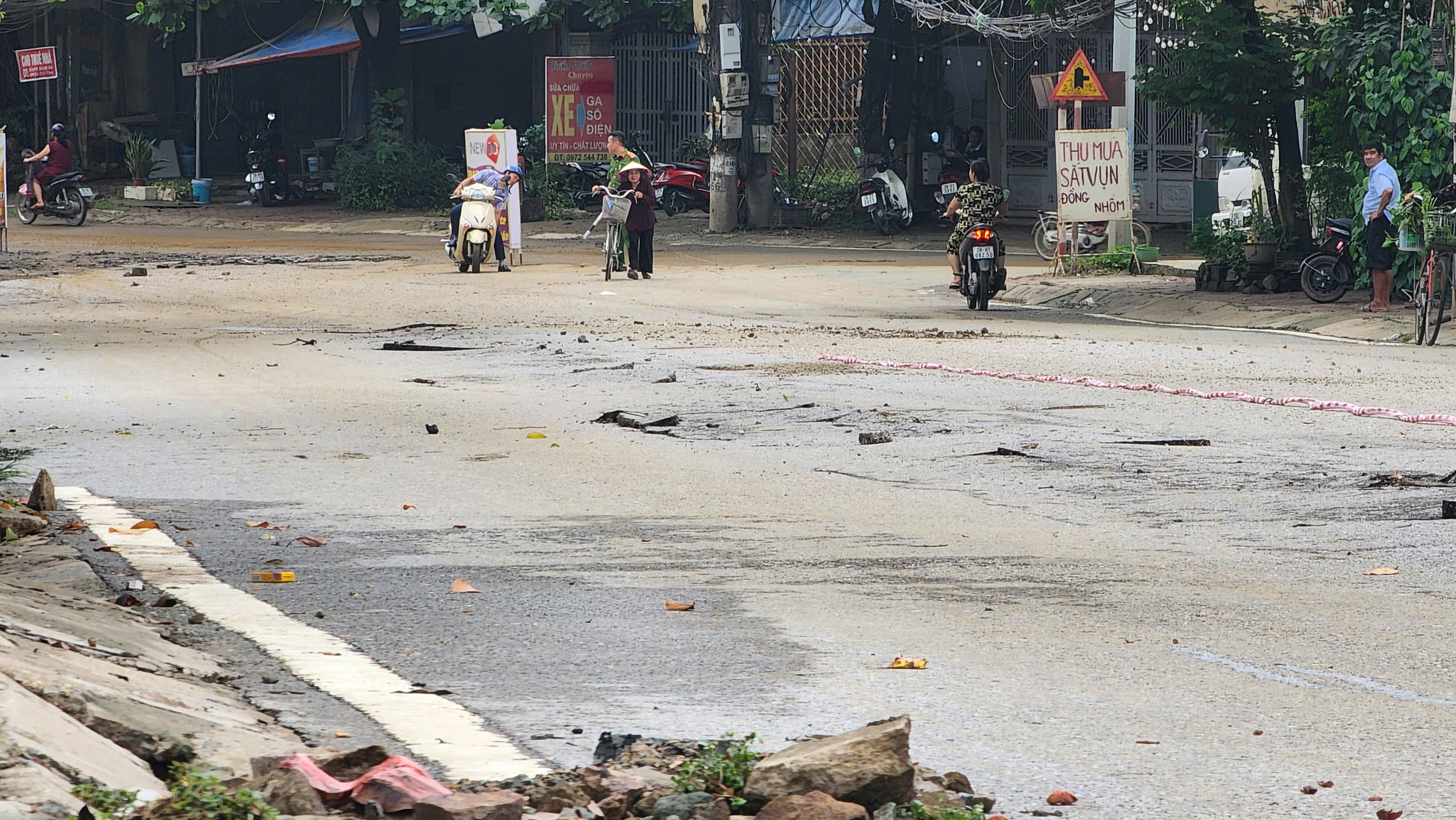 Cận cảnh đường An Dương Vương ở H&ograve;a B&igrave;nh nứt g&atilde;y nghi&ecirc;m trọng sau mưa lớn- Ảnh 9.