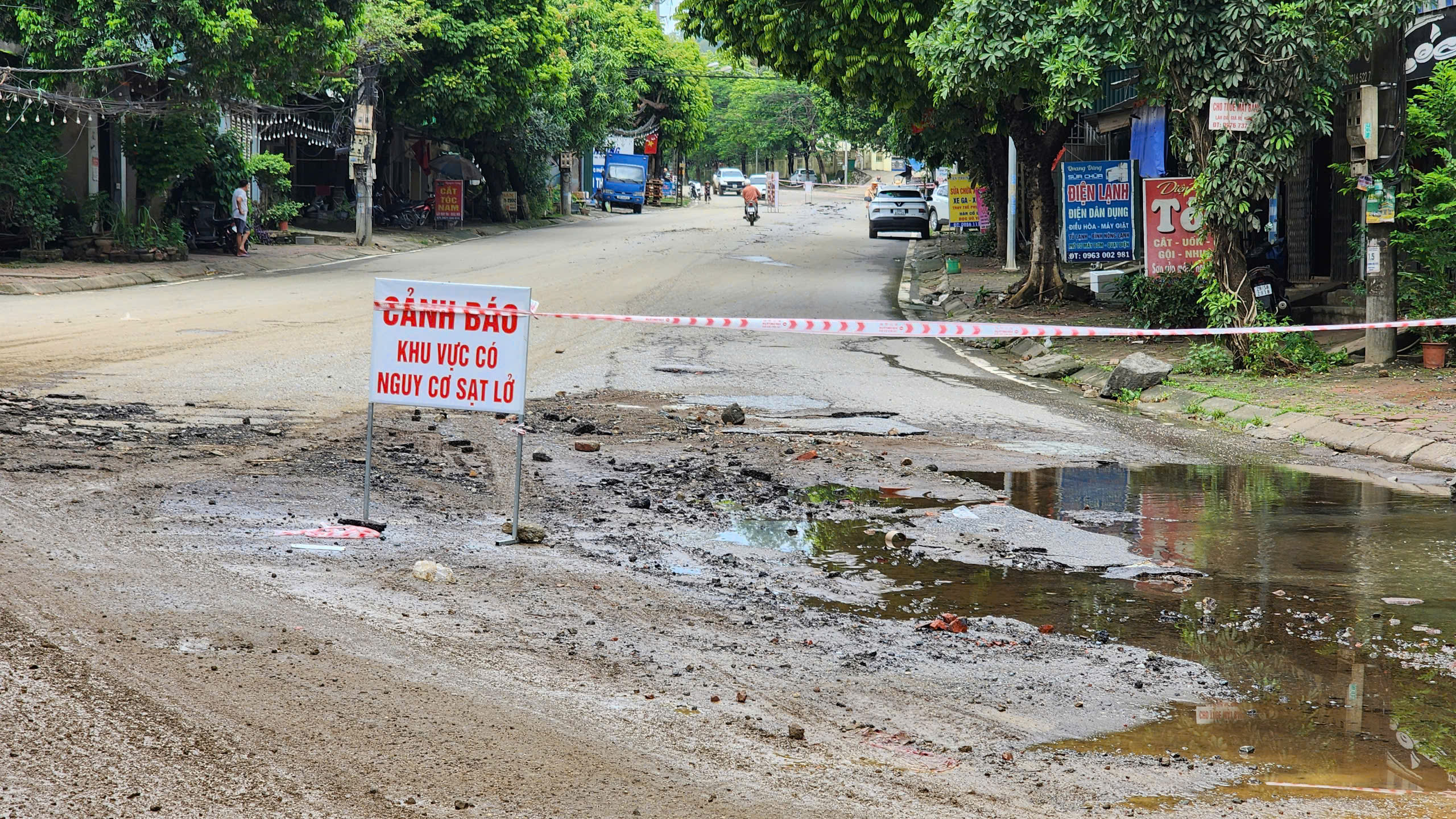 Cận cảnh đường An Dương Vương ở H&ograve;a B&igrave;nh nứt g&atilde;y nghi&ecirc;m trọng sau mưa lớn- Ảnh 8.