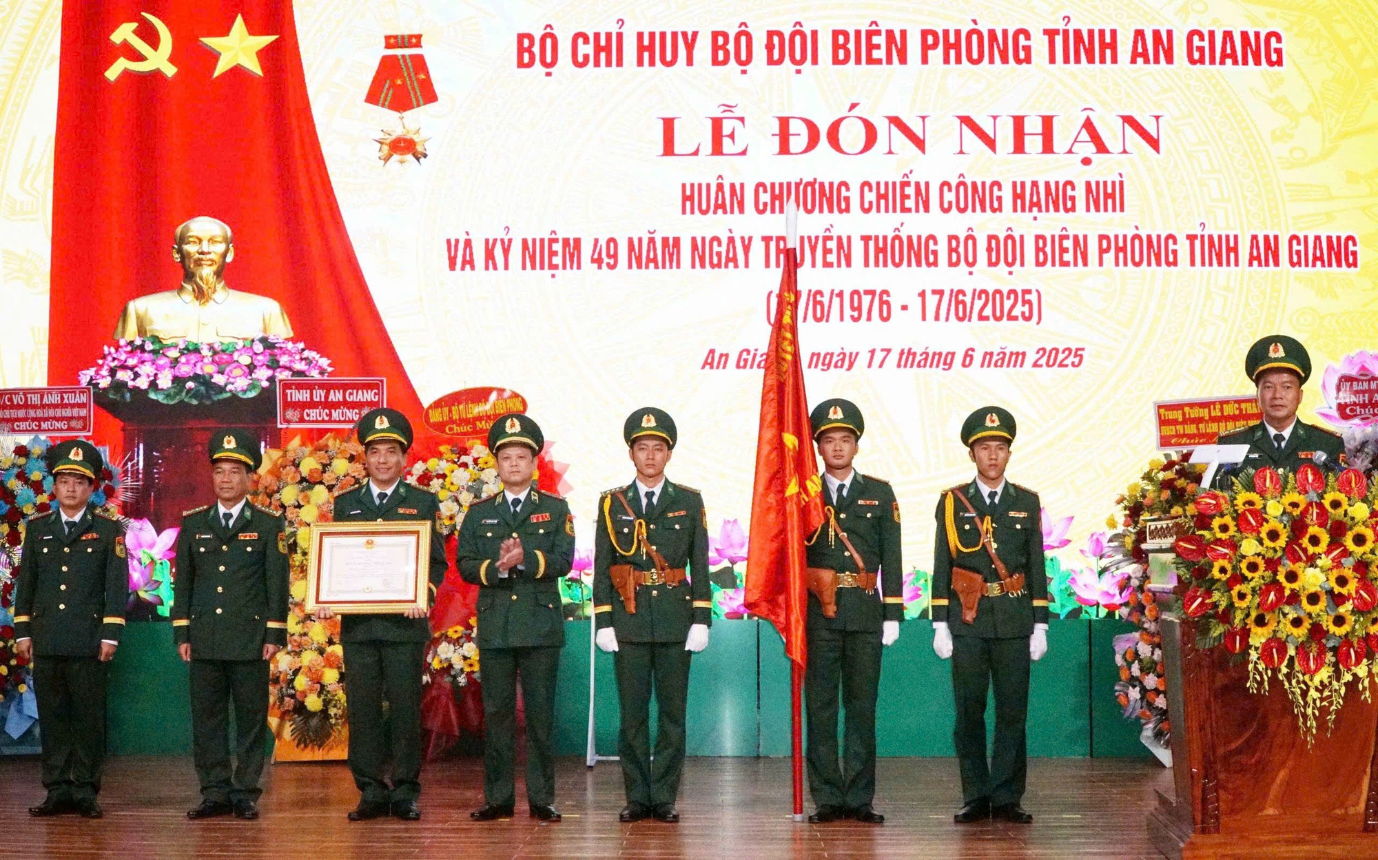 Bộ đội Bi&ecirc;n ph&ograve;ng tỉnh An Giang nhận Hu&acirc;n chương Chiến c&ocirc;ng hạng Nh&igrave;- Ảnh 1.