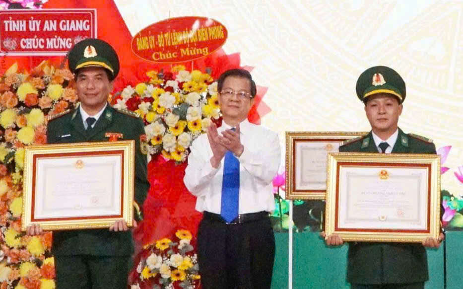 Bộ đội Bi&ecirc;n ph&ograve;ng tỉnh An Giang nhận Hu&acirc;n chương Chiến c&ocirc;ng hạng Nh&igrave;- Ảnh 2.