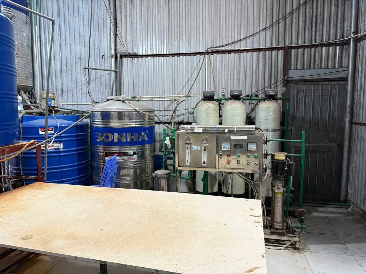 Phó chủ tịch thị trấn Chúc Sơn điều hành sản xuất cồn y tế giả thế nào?- Ảnh 2. Phó chủ tịch thị trấn Chúc Sơn điều hành sản xuất cồn y tế giả thế nào?- Ảnh 2.