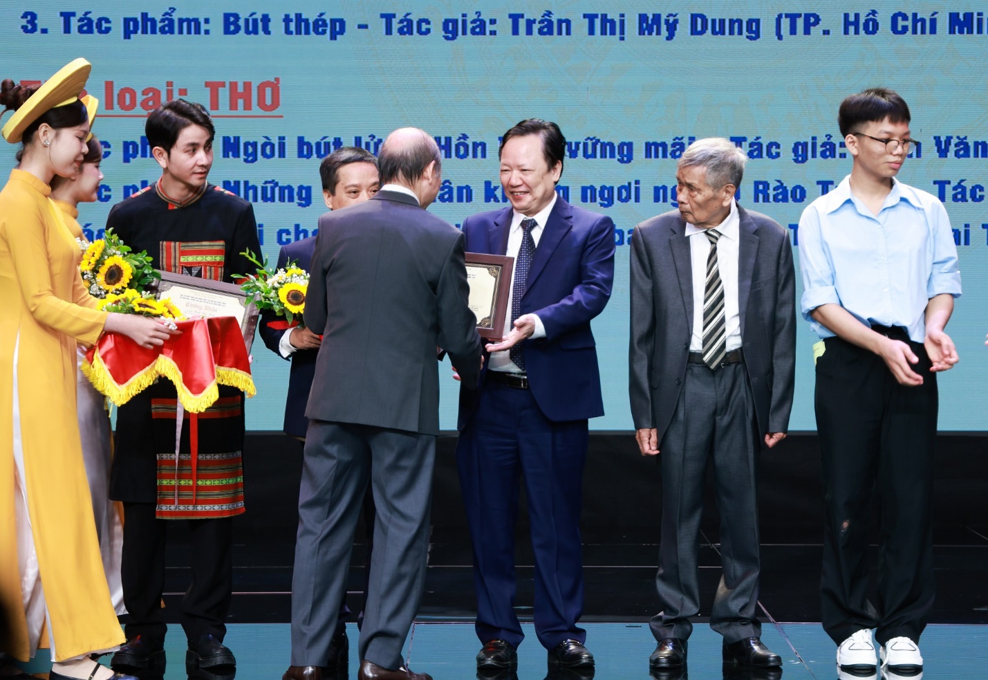 Ca kh&uacute;c "Nh&agrave; b&aacute;o ch&uacute;ng t&ocirc;i" đoạt giải Ba cuộc thi s&aacute;ng t&aacute;c về nghề b&aacute;o- Ảnh 2.