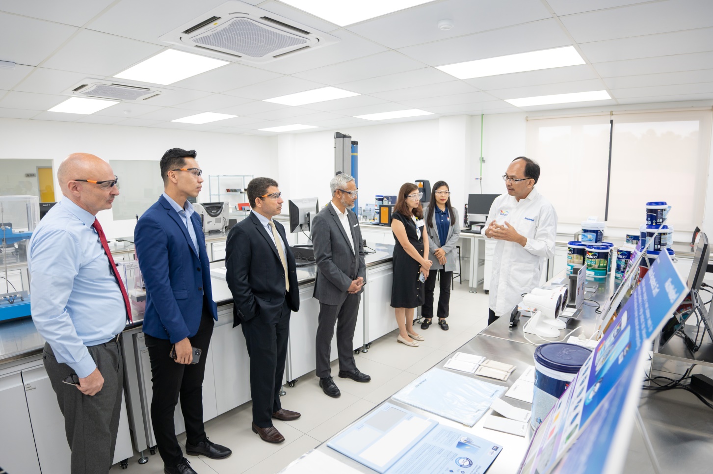 AkzoNobel giới thiệu Trung t&acirc;m Nghi&ecirc;n cứu v&agrave; Ph&aacute;t triển sản phẩm mới d&agrave;nh cho khu vực Đ&ocirc;ng- Ảnh 2.