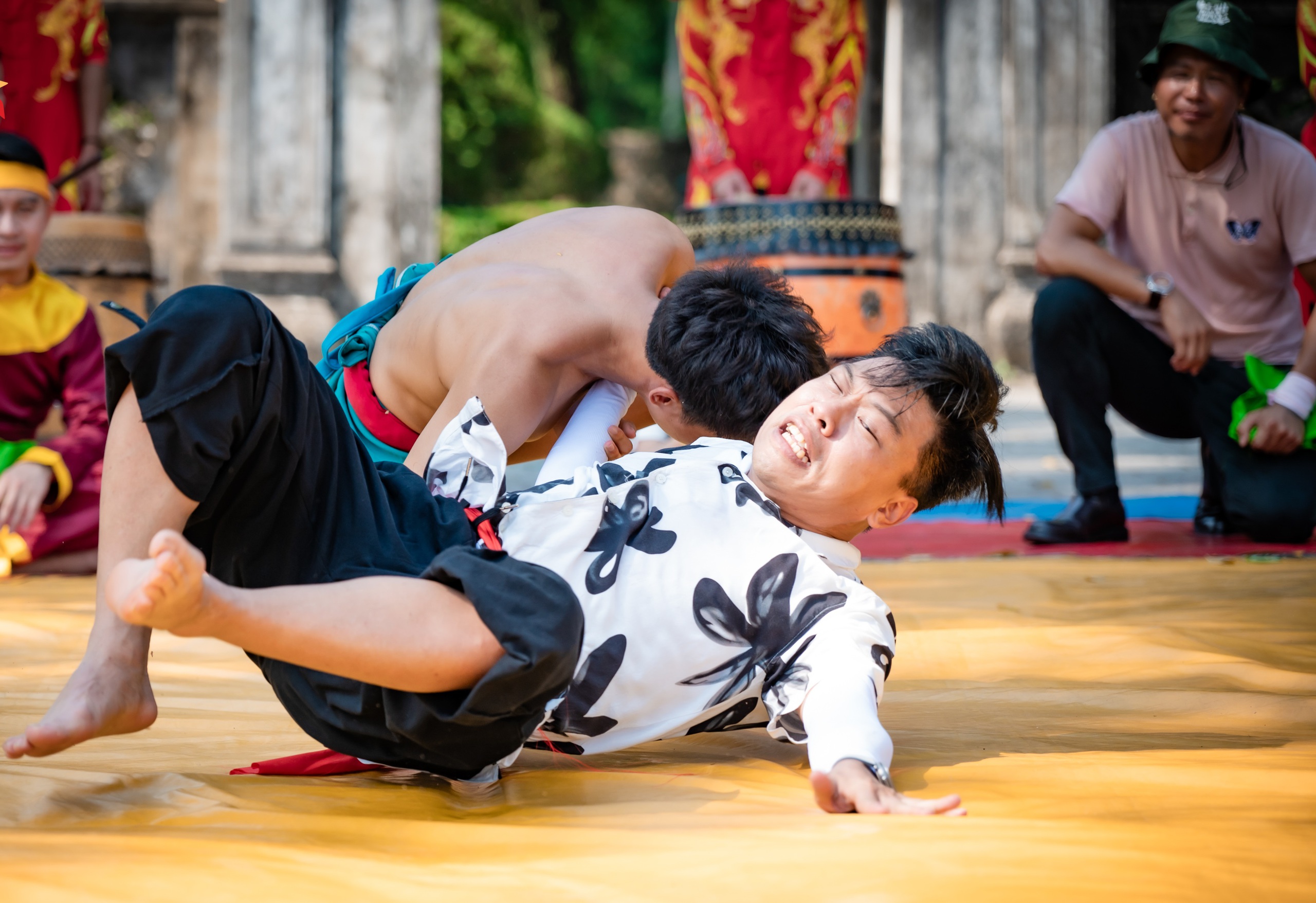 Diễn vi&ecirc;n Duy Hưng, Trung Ruồi lần đầu l&ecirc;n sới vật- Ảnh 3.