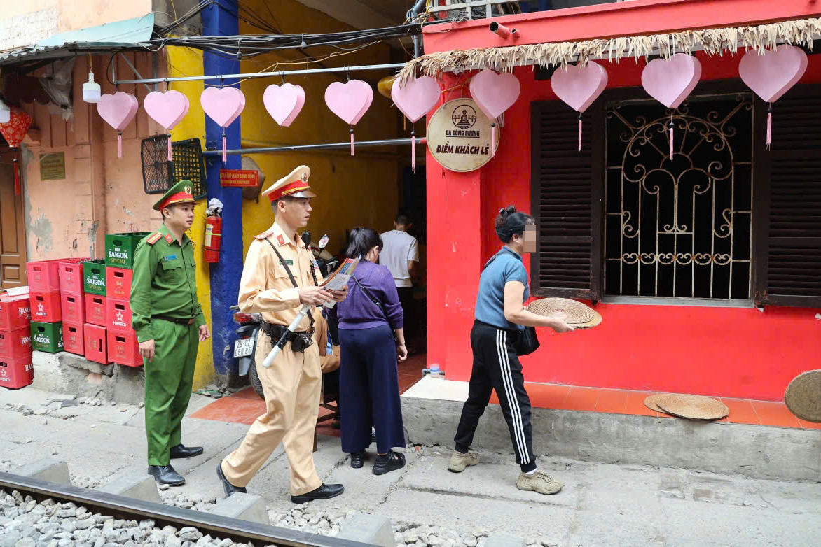 H&agrave; Nội: Đ&oacute;ng h&agrave;ng loạt lối đi tự mở, ngăn tai nạn đường sắt- Ảnh 4.