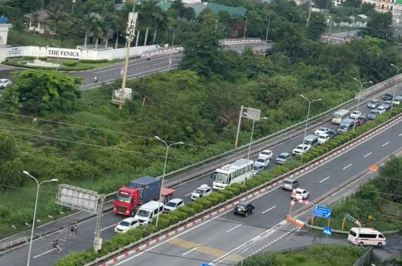 T&ocirc;ng dải ph&acirc;n c&aacute;ch, xe container lật nh&agrave;o tr&ecirc;n cao tốc TP.HCM - Long Th&agrave;nh - Dầu Gi&acirc;y- Ảnh 2.