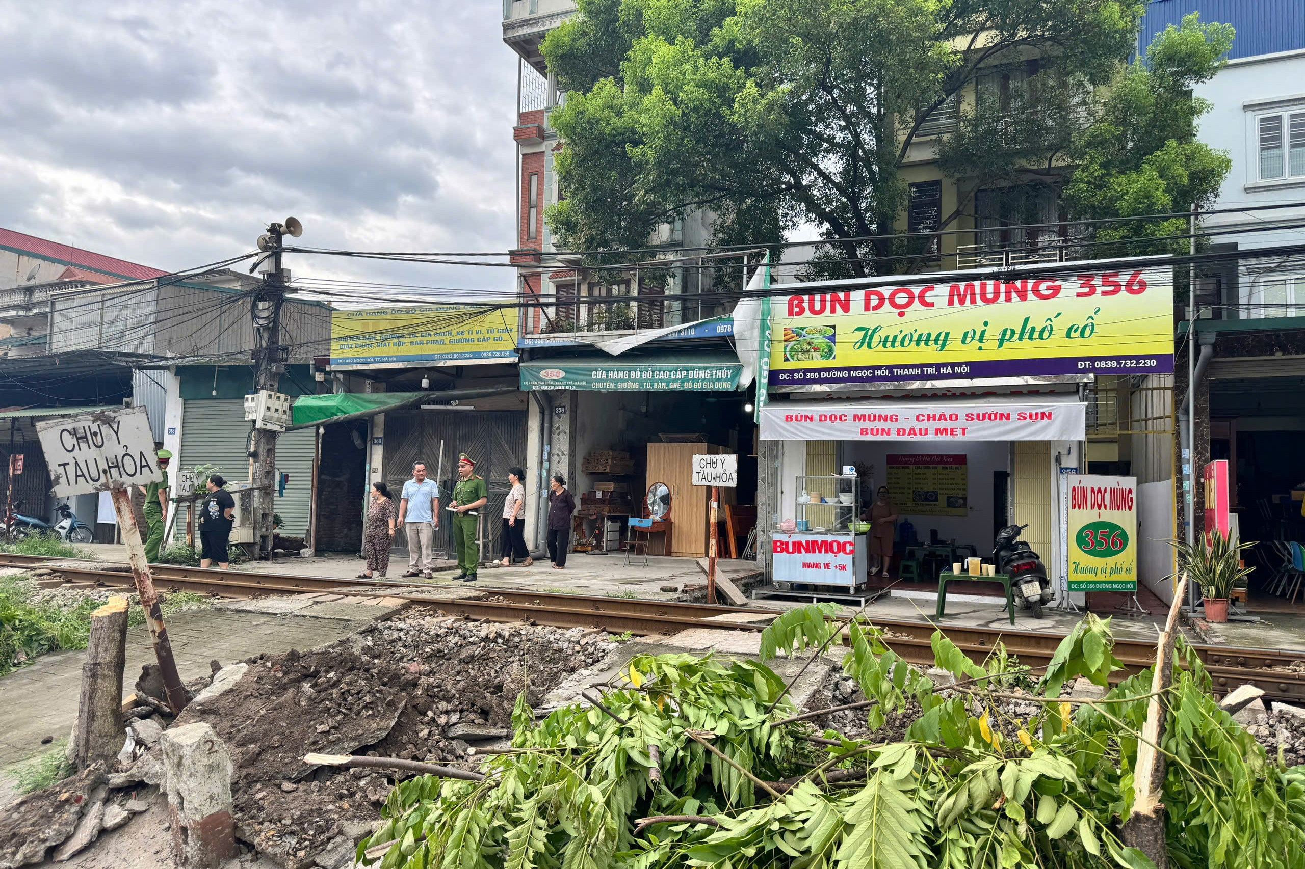 H&agrave; Nội: Đ&oacute;ng h&agrave;ng loạt lối đi tự mở, ngăn tai nạn đường sắt- Ảnh 3.