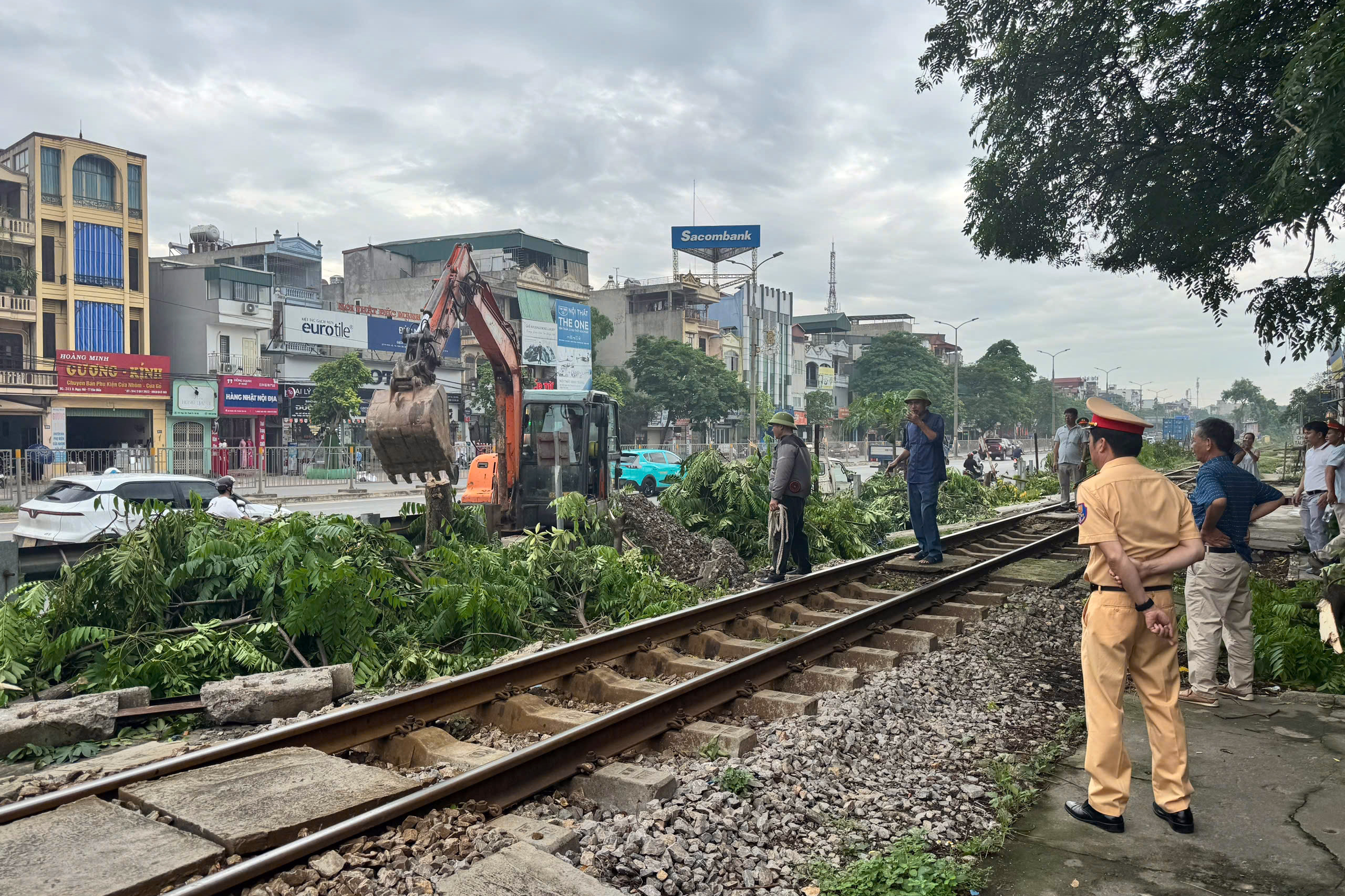 H&agrave; Nội: Đ&oacute;ng h&agrave;ng loạt lối đi tự mở, ngăn tai nạn đường sắt- Ảnh 2.