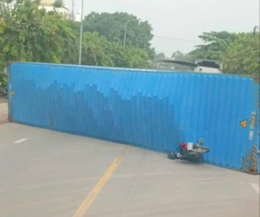 B&igrave;nh Dương: Xe container &ocirc;m cua lật nh&agrave;o, đ&egrave; n&aacute;t xe m&aacute;y- Ảnh 1.