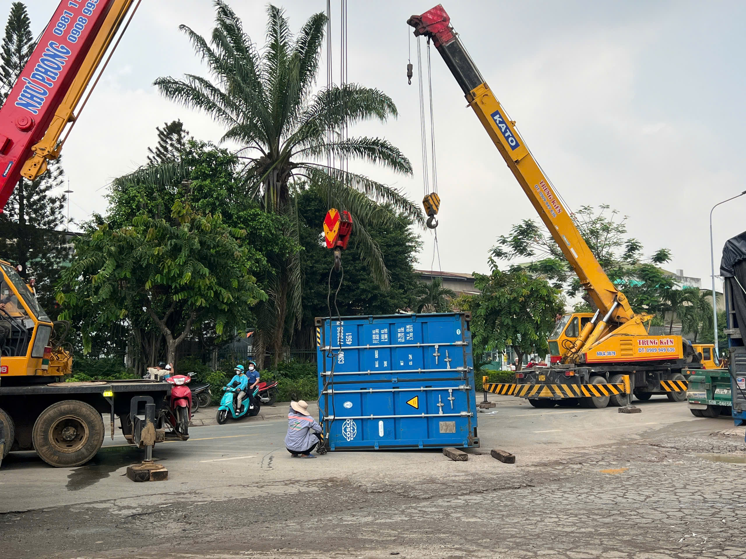 B&igrave;nh Dương: Xe container &ocirc;m cua lật nh&agrave;o, đ&egrave; n&aacute;t xe m&aacute;y- Ảnh 2.