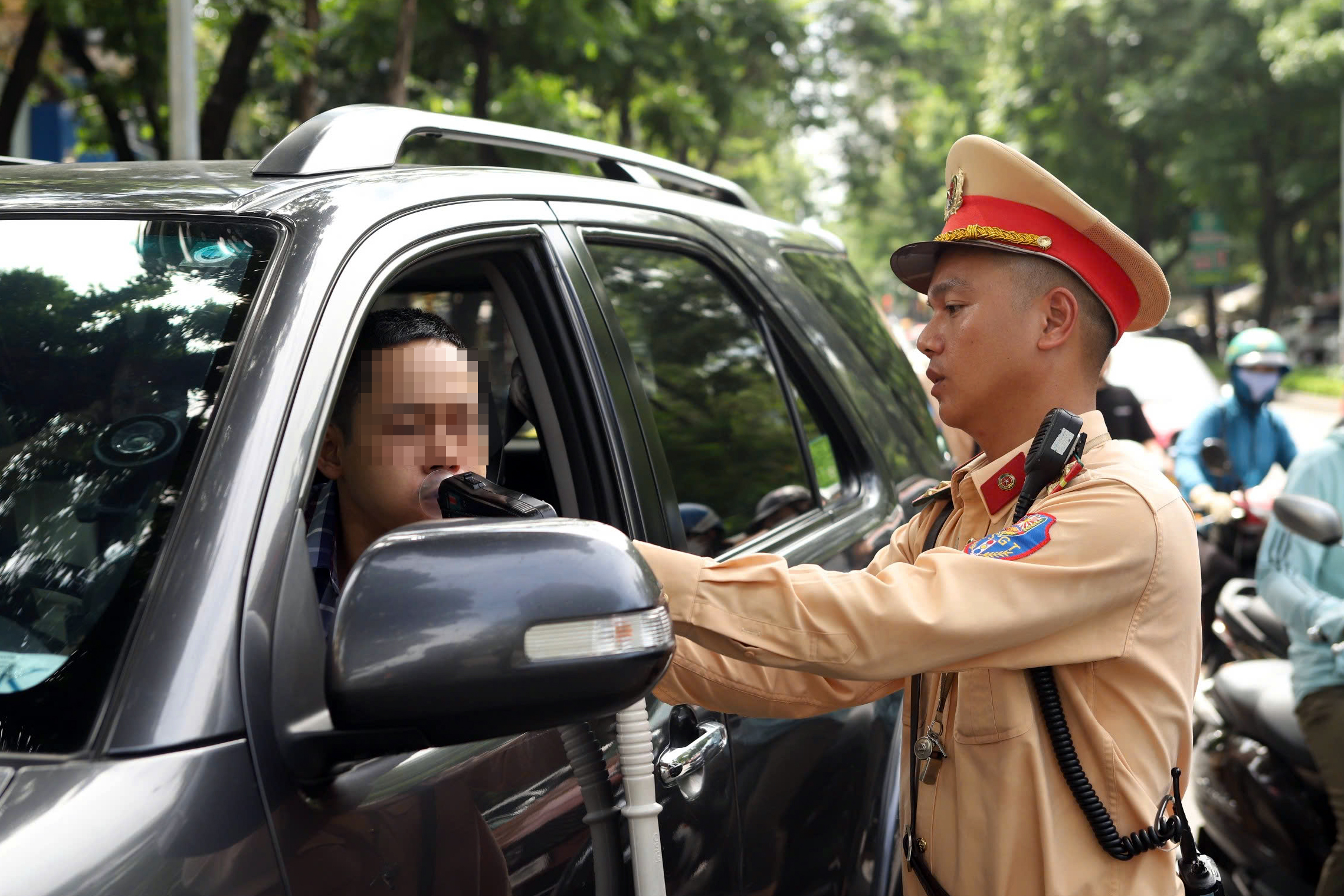 Vi phạm nồng độ cồn kịch khung, người đi xe đạp trần t&igrave;nh "chỉ uống 3 cốc bia"- Ảnh 2.