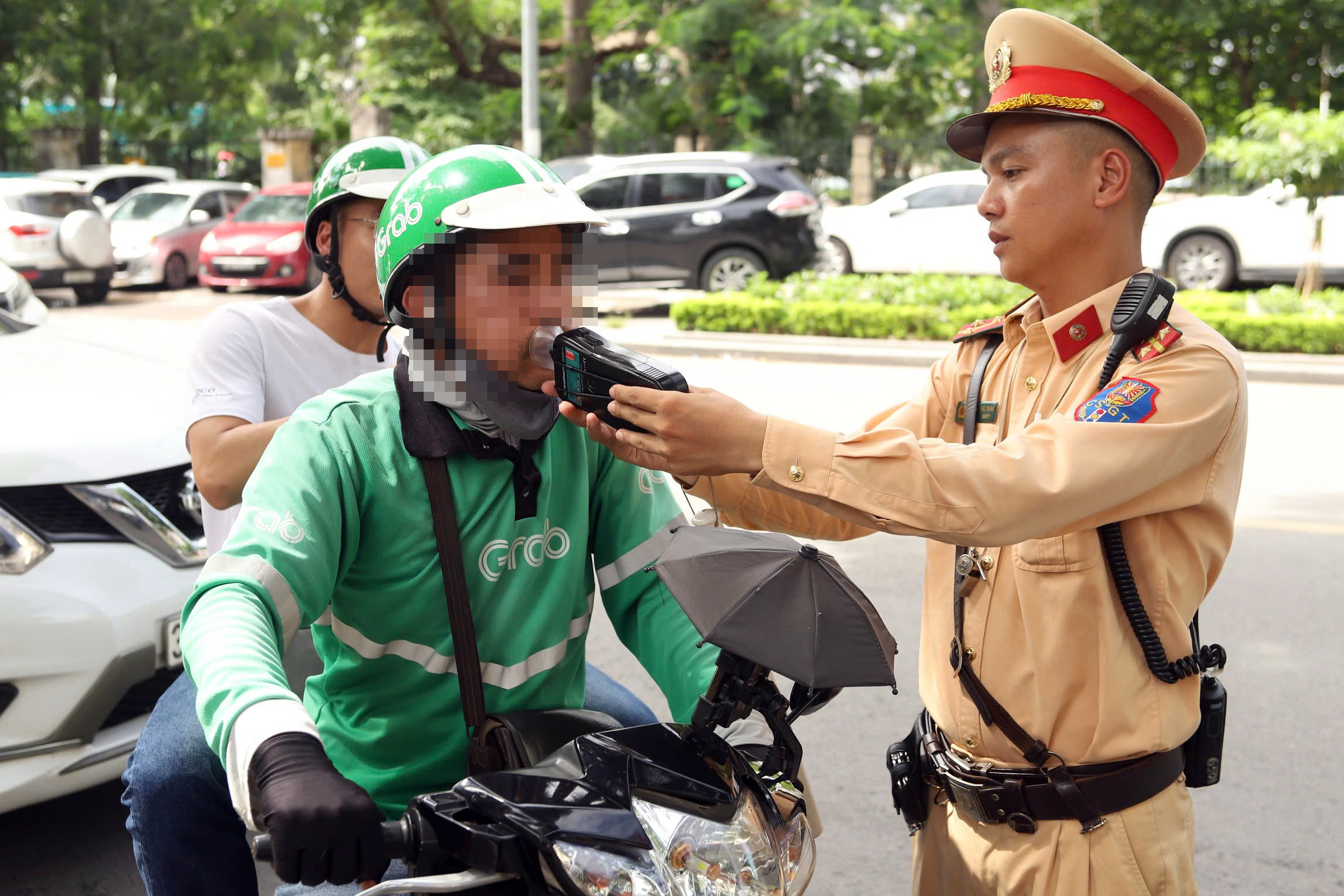Vi phạm nồng độ cồn kịch khung, người đi xe đạp trần t&igrave;nh "chỉ uống 3 cốc bia"- Ảnh 3.