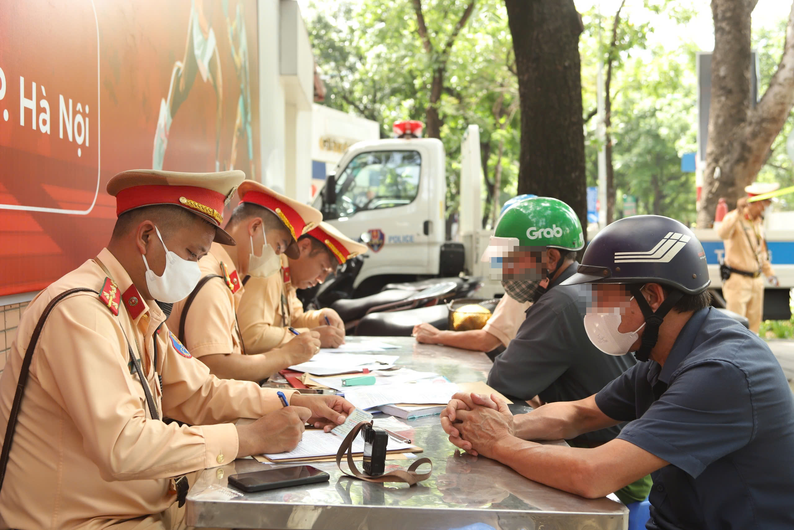 Vi phạm nồng độ cồn kịch khung, người đi xe đạp trần t&igrave;nh "chỉ uống 3 cốc bia"- Ảnh 11.