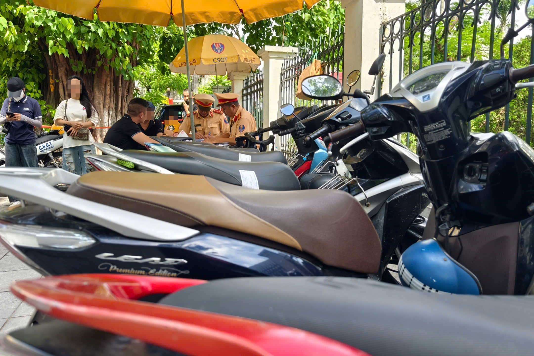 Vi phạm nồng độ cồn kịch khung, người đi xe đạp trần t&igrave;nh "chỉ uống 3 cốc bia"- Ảnh 10.