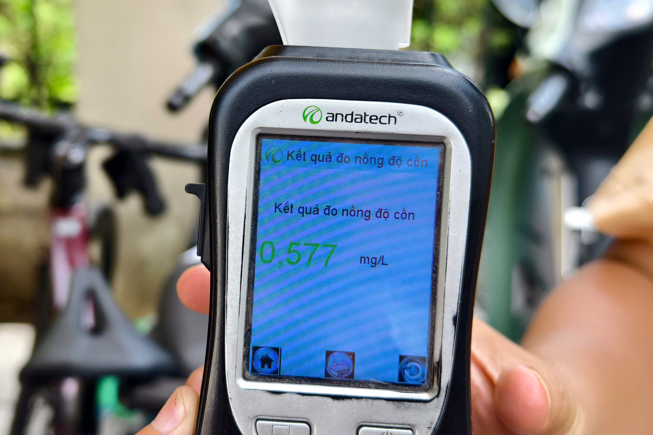 Vi phạm nồng độ cồn kịch khung, người đi xe đạp trần t&igrave;nh "chỉ uống 3 cốc bia"- Ảnh 7.