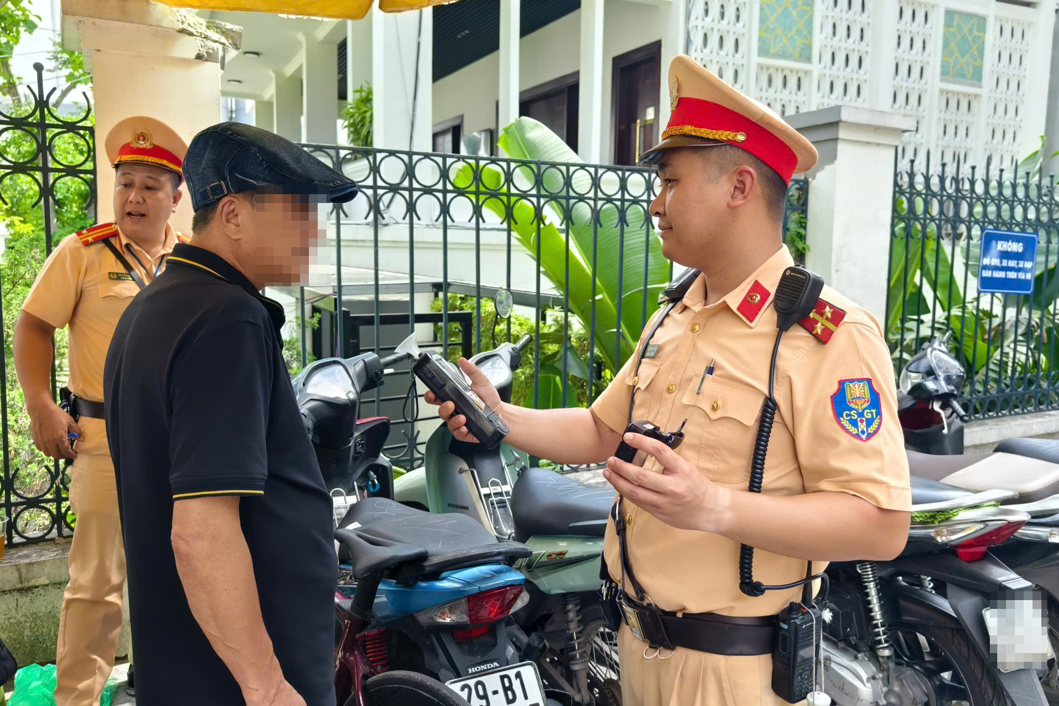 Vi phạm nồng độ cồn kịch khung, người đi xe đạp trần t&igrave;nh "chỉ uống 3 cốc bia"- Ảnh 6.