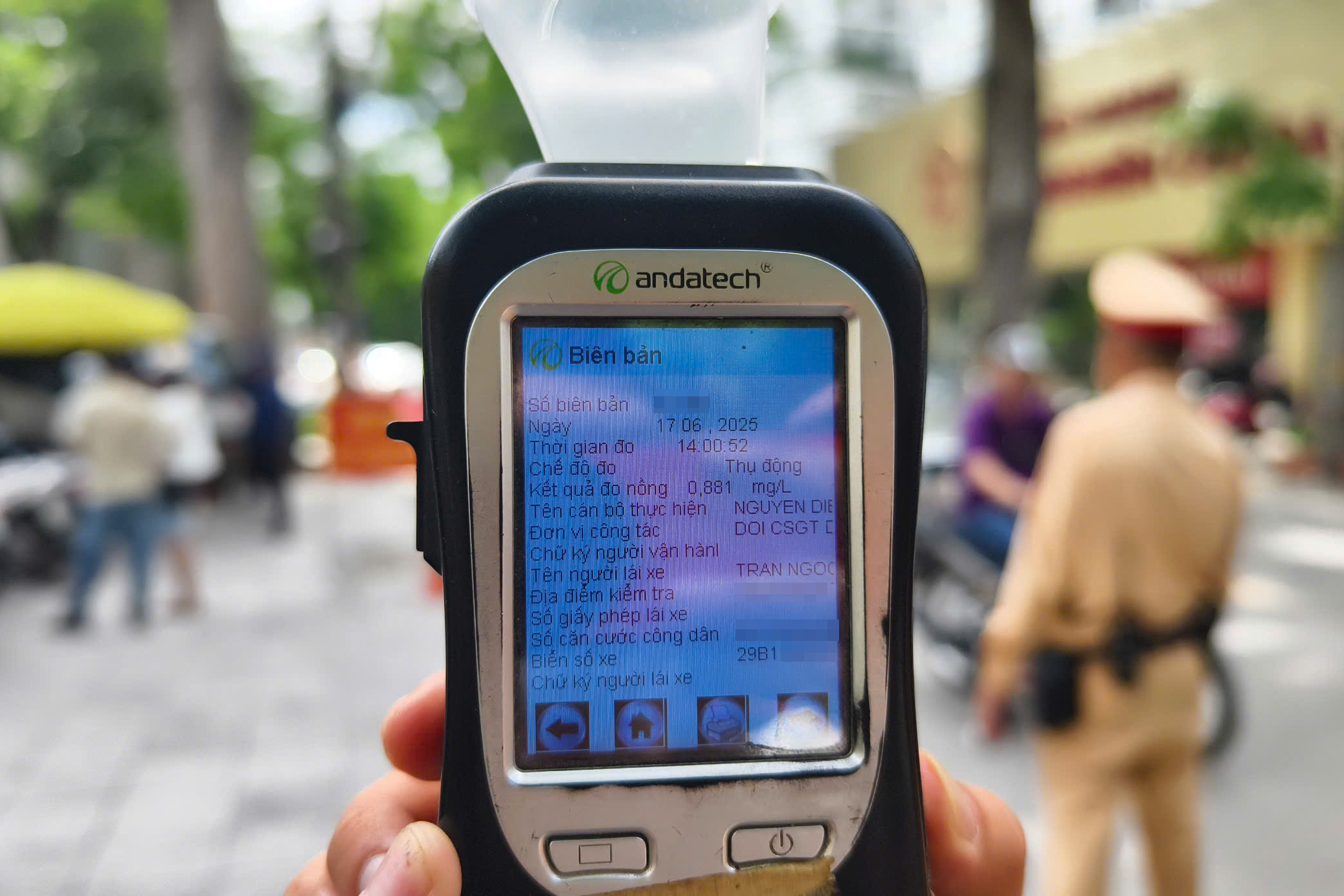 Vi phạm nồng độ cồn kịch khung, người đi xe đạp trần t&igrave;nh "chỉ uống 3 cốc bia"- Ảnh 5.