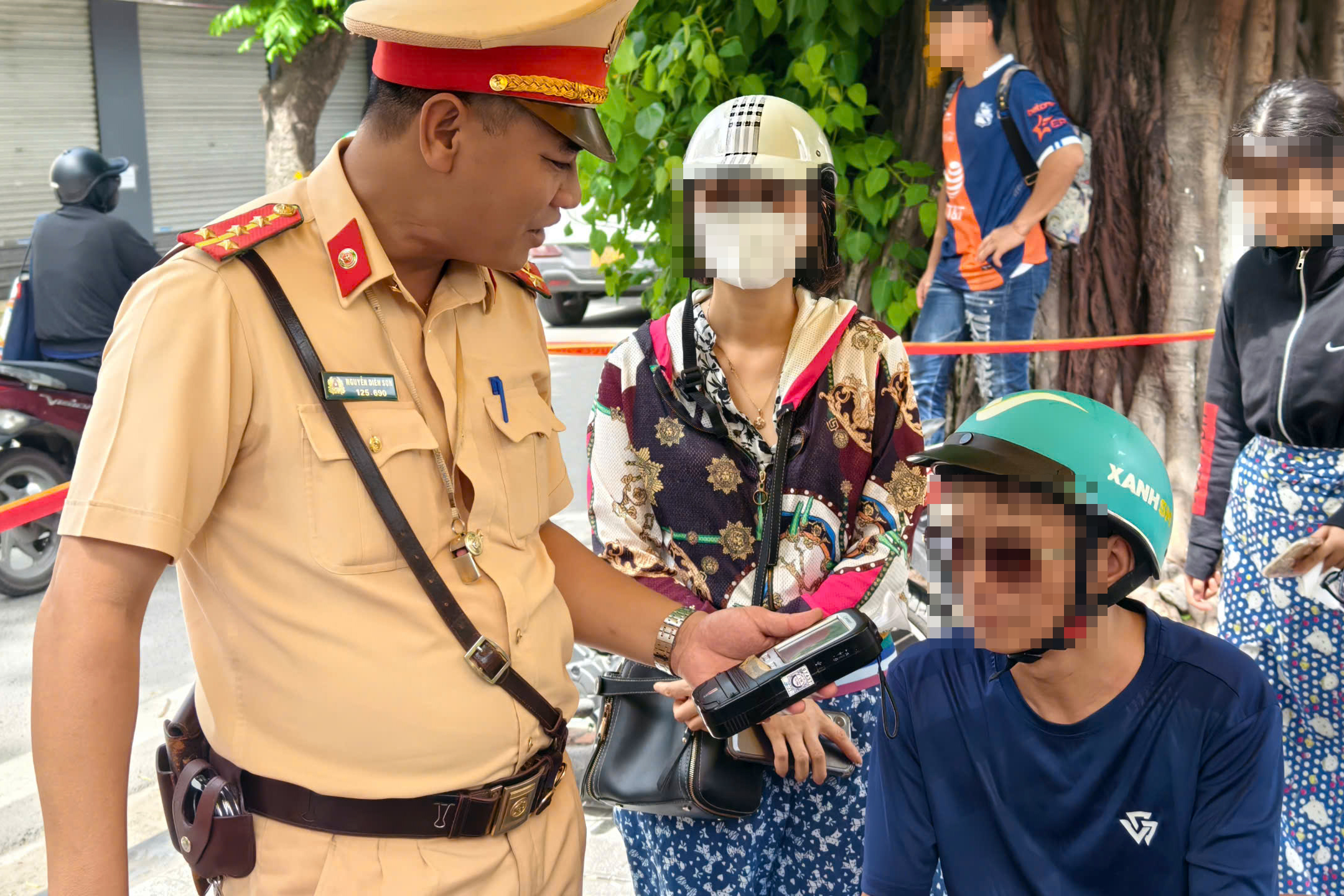 Vi phạm nồng độ cồn kịch khung, người đi xe đạp trần t&igrave;nh "chỉ uống 3 cốc bia"- Ảnh 4.