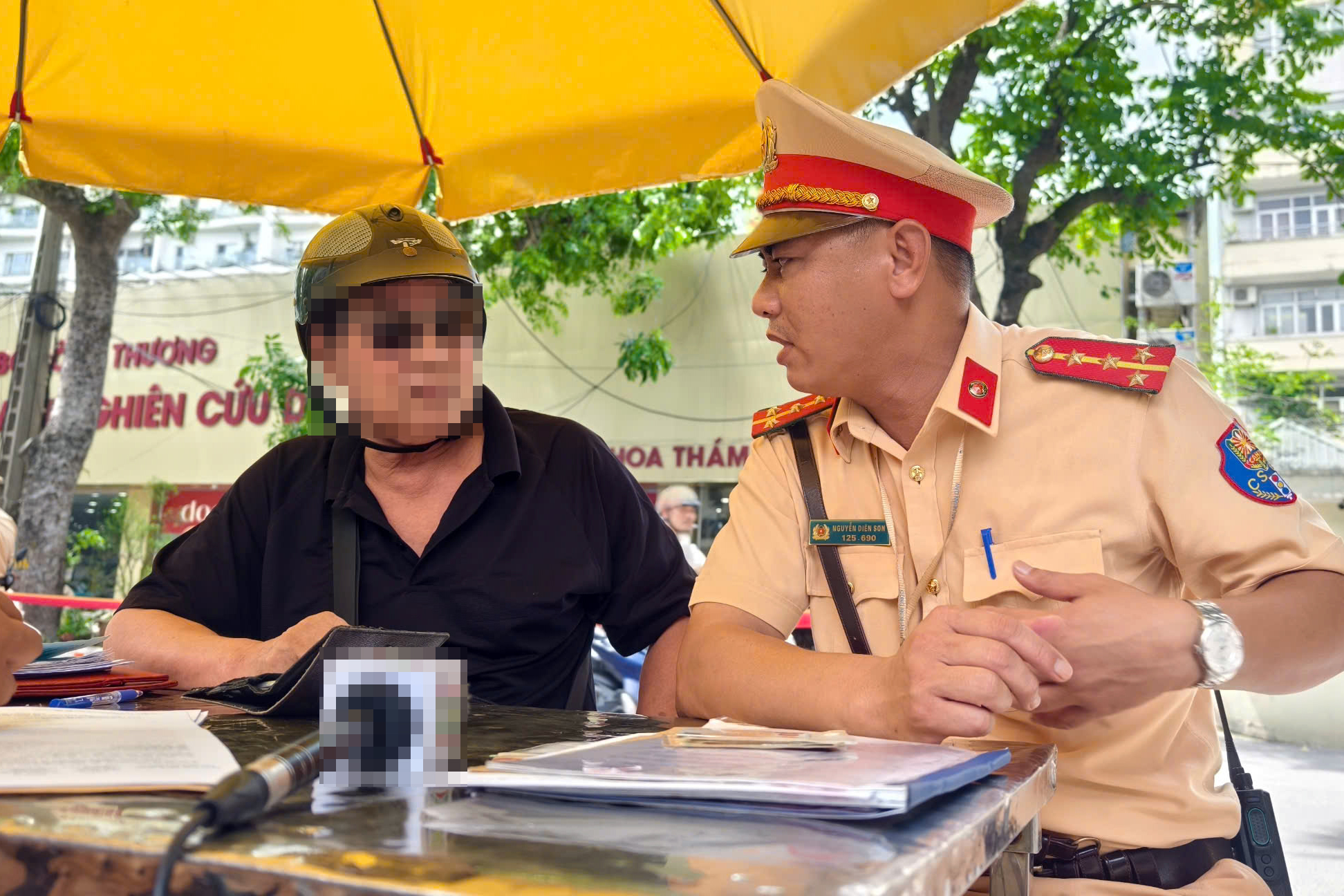 Vi phạm nồng độ cồn kịch khung, người đi xe đạp trần t&igrave;nh "chỉ uống 3 cốc bia"- Ảnh 8.