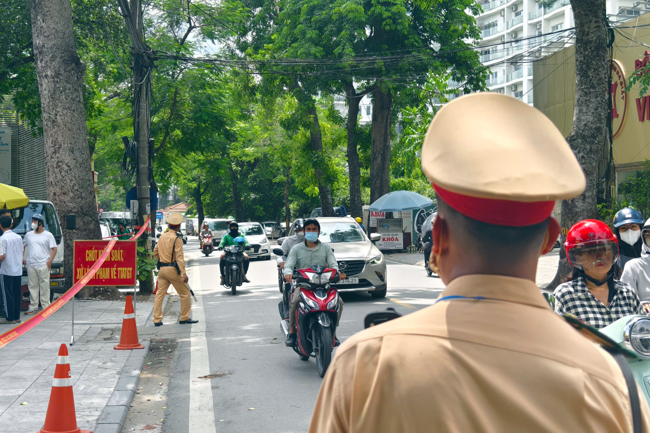 Vi phạm nồng độ cồn kịch khung, người đi xe đạp trần t&igrave;nh "chỉ uống 3 cốc bia"- Ảnh 1.