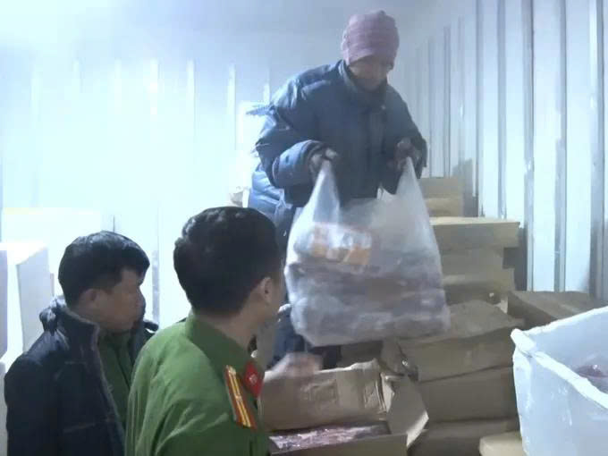 Ph&aacute;t hiện 9 tấn thực phẩm đ&ocirc;ng lạnh kh&ocirc;ng r&otilde; nguồn gốc ở Nha Trang- Ảnh 1.