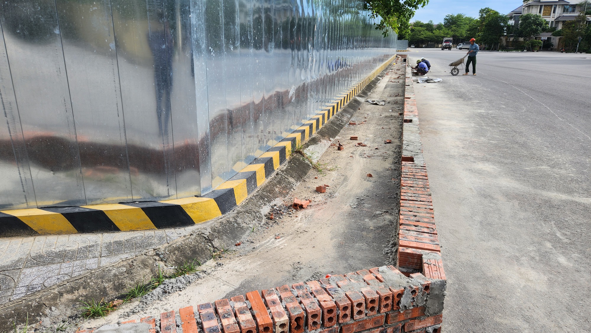 Chủ đầu tư chung cư x&acirc;y r&agrave;o c&ocirc;ng tr&igrave;nh cho&aacute;n phần đường, d&acirc;n lo mất lối đi- Ảnh 3.