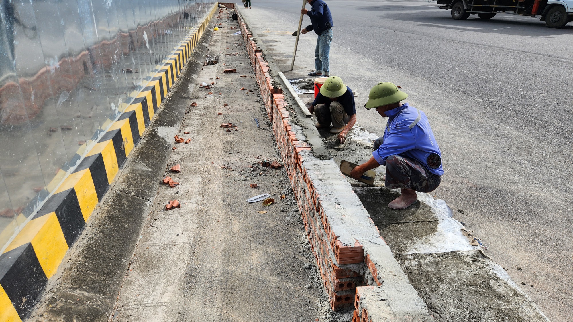 Chủ đầu tư chung cư x&acirc;y r&agrave;o c&ocirc;ng tr&igrave;nh cho&aacute;n phần đường, d&acirc;n lo mất lối đi- Ảnh 2.