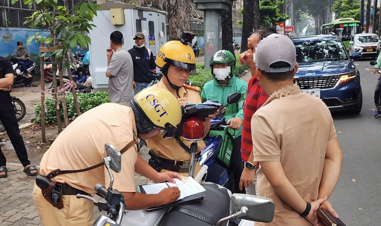 CSGT TP.HCM phạt nguội h&agrave;ng loạt &ocirc; t&ocirc; dừng đỗ sai quy định- Ảnh 1.