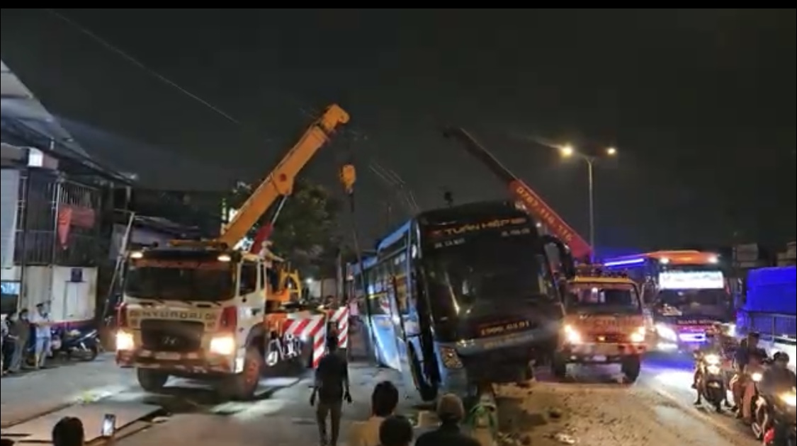 Xe kh&aacute;ch giường nằm t&ocirc;ng, leo l&ecirc;n dải ph&acirc;n c&aacute;ch tr&ecirc;n đường L&ecirc; Đức Anh, giao th&ocirc;ng &ugrave;n ứ- Ảnh 1.