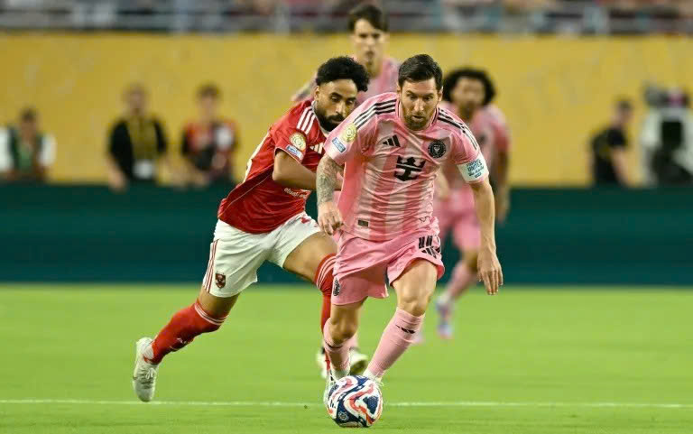 Đội nh&agrave; gặp kh&oacute;, sếp lớn Dortmund bất ngờ đổ lỗi cho Messi- Ảnh 1.