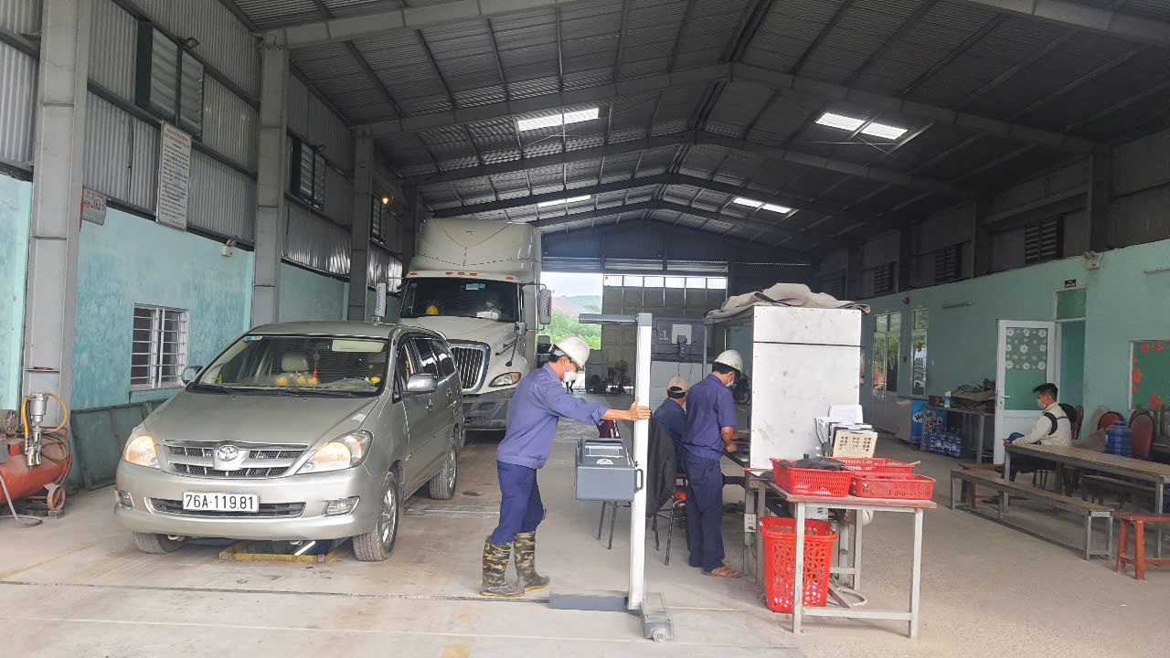 Quảng Ng&atilde;i: Lỗi hệ thống phanh, điện khiến tr&ecirc;n 80% phương tiện bị trượt kiểm định- Ảnh 1.