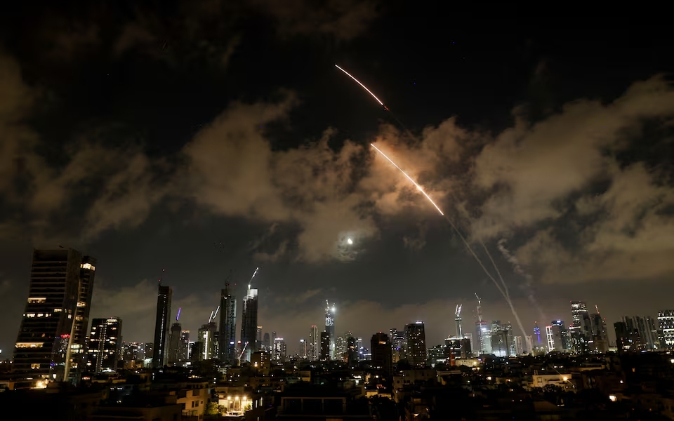 Israel triển khai 50 m&aacute;y bay kh&ocirc;ng k&iacute;ch, Iran đ&aacute;p trả bằng t&ecirc;n lửa si&ecirc;u vượt &acirc;m Fattah