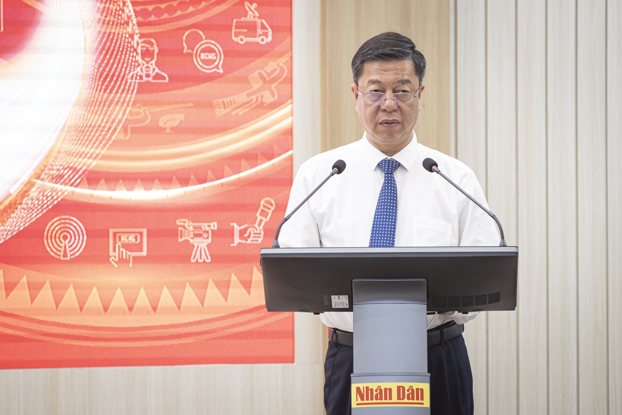 Ra mắt s&aacute;ch "Những b&agrave;i viết về văn h&oacute;a, b&aacute;o ch&iacute; của B&aacute;c Hồ tr&ecirc;n B&aacute;o Nh&acirc;n D&acirc;n"- Ảnh 2.