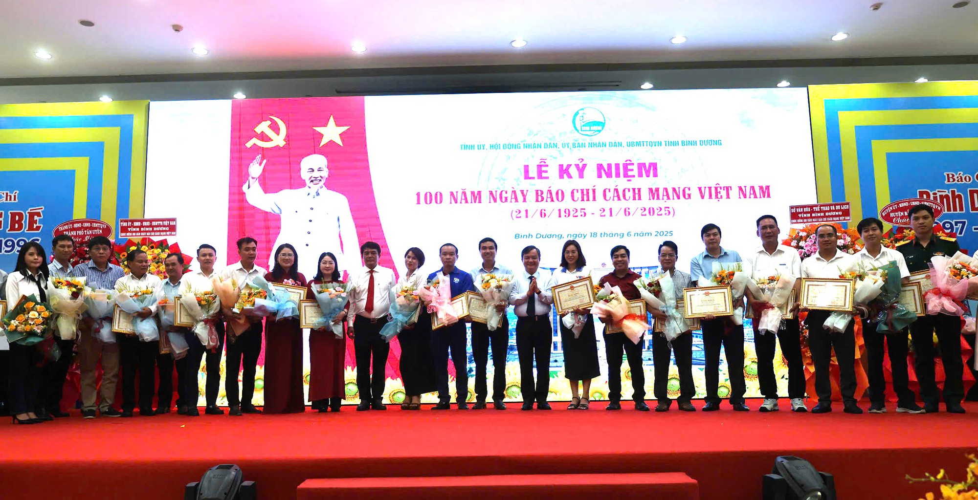 B&aacute;o X&acirc;y dựng nhận bằng khen từ l&atilde;nh đạo tỉnh B&igrave;nh Dương- Ảnh 1.