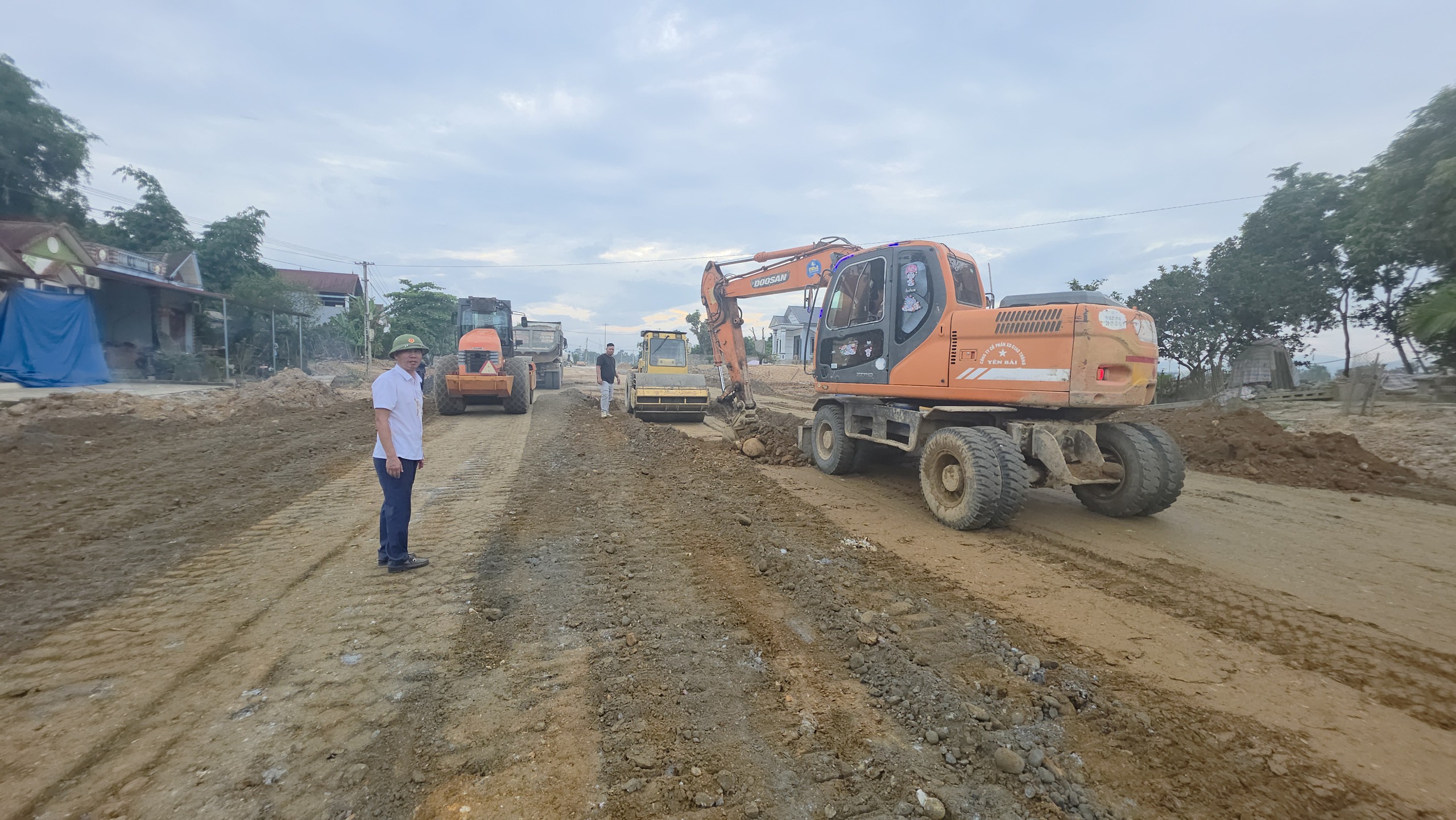 Yên Bái: Xuyên đêm thi công, nỗ lực đưa dự án tỉnh lộ 166 về đích trước 30/6- Ảnh 1. Yên Bái: Xuyên đêm thi công, nỗ lực đưa dự án tỉnh lộ 166 về đích trước 30/6- Ảnh 1.