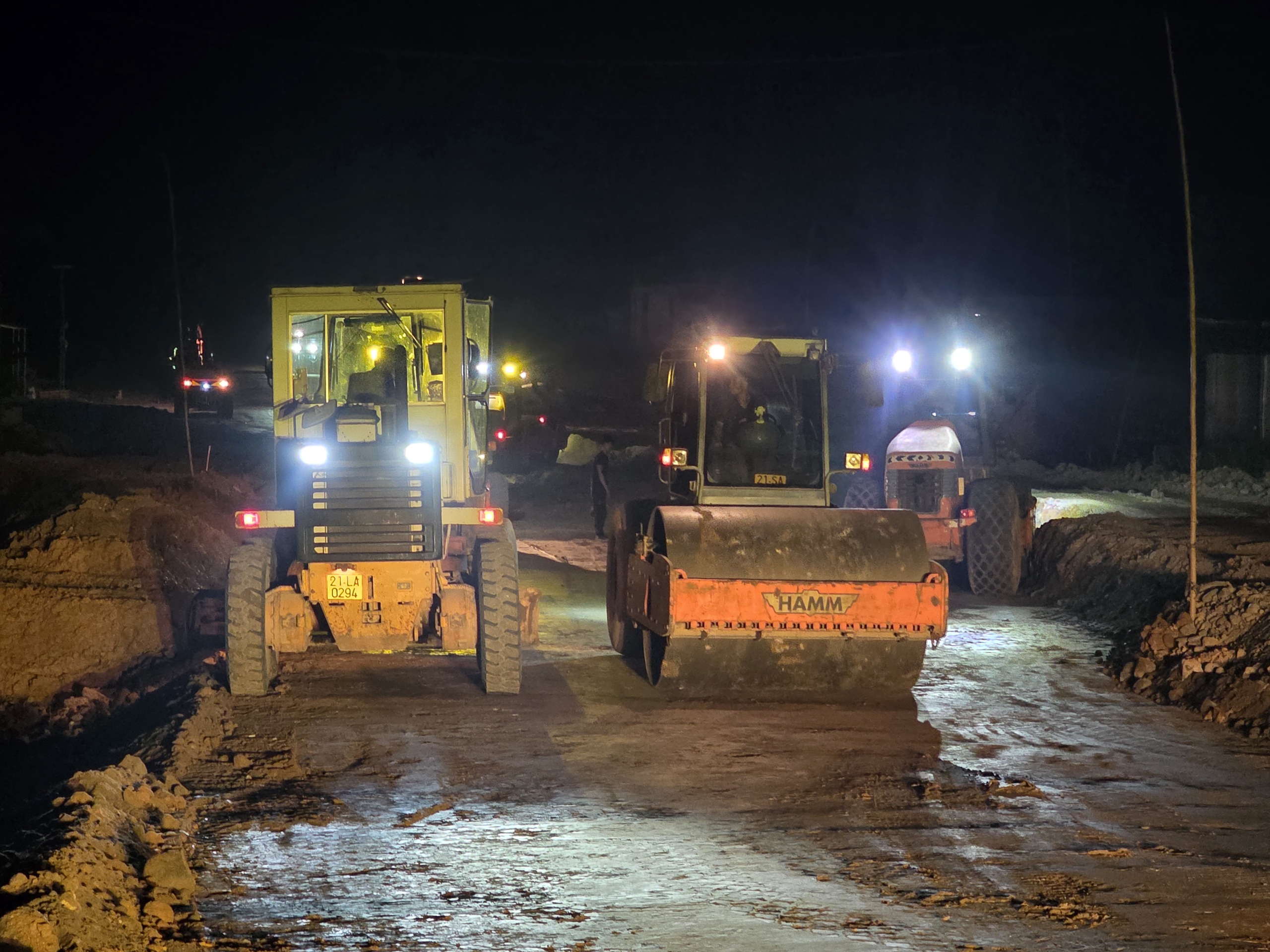Yên Bái: Xuyên đêm thi công, nỗ lực đưa dự án tỉnh lộ 166 về đích trước 30/6- Ảnh 4. Yên Bái: Xuyên đêm thi công, nỗ lực đưa dự án tỉnh lộ 166 về đích trước 30/6- Ảnh 4.