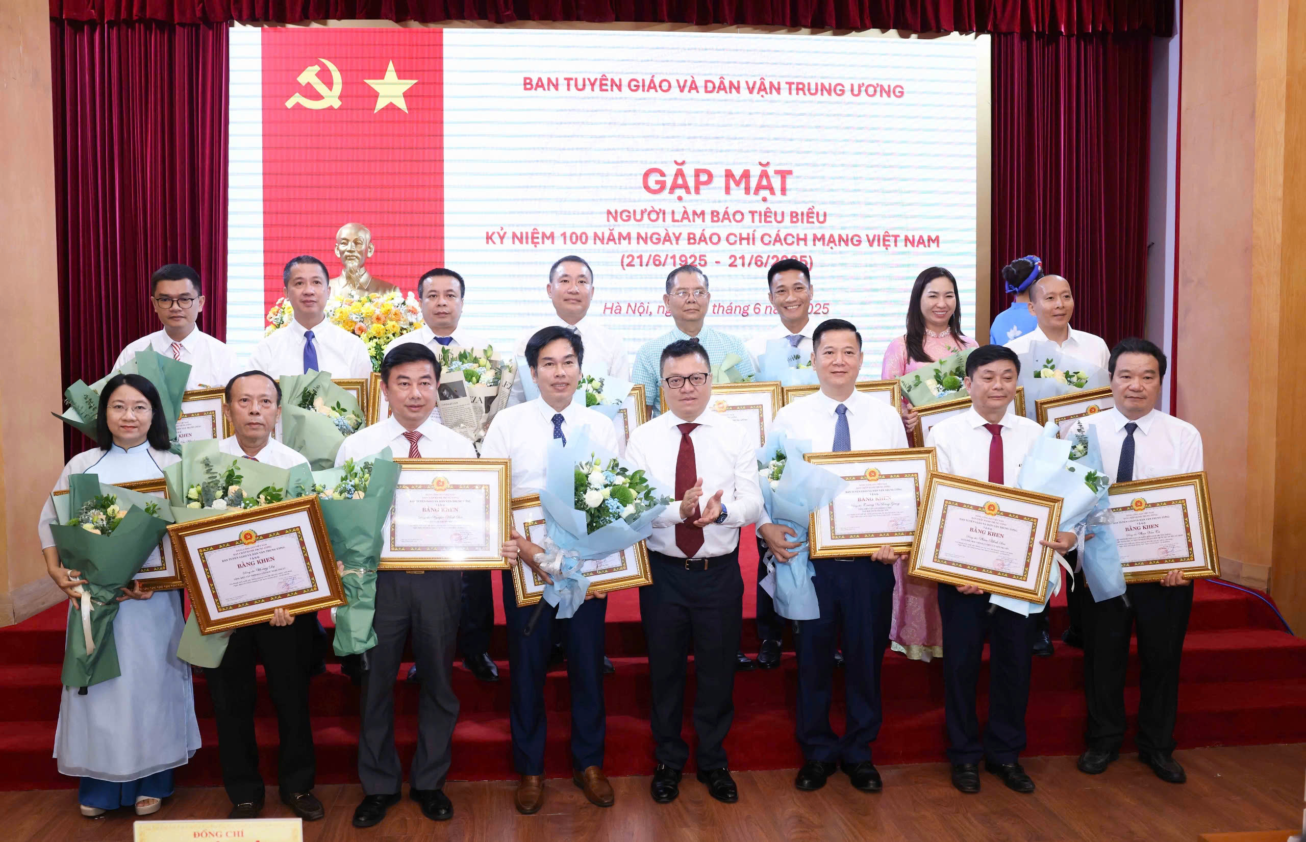 Báo chí là lực lượng kiến tạo thúc đẩy thực thi "bộ tứ trụ cột"- Ảnh 3. Báo chí là lực lượng kiến tạo thúc đẩy thực thi "bộ tứ trụ cột"- Ảnh 3.