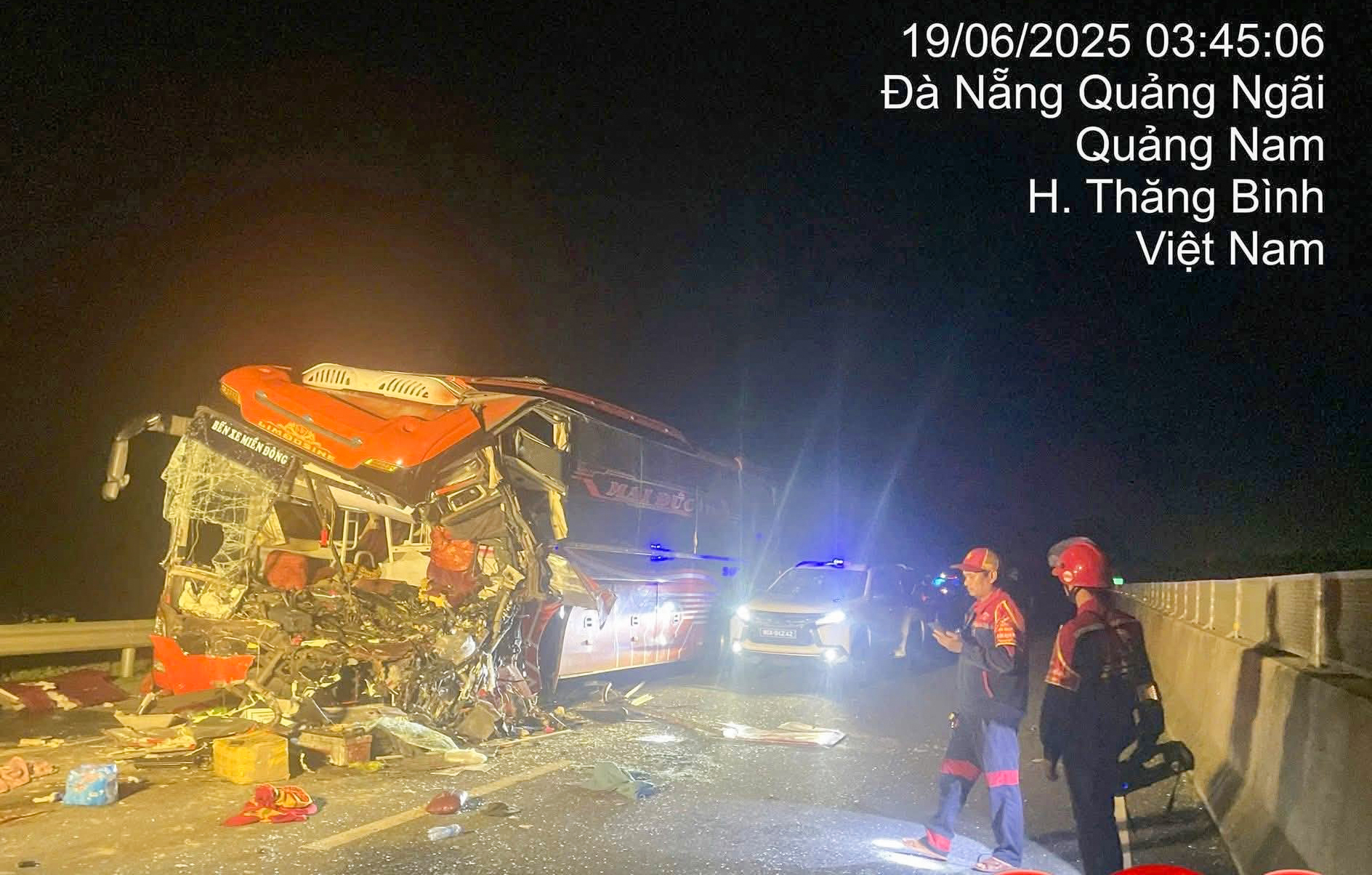 Hiện trường vụ tai nạn tr&ecirc;n cao tốc Đ&agrave; Nẵng - Quảng Ng&atilde;i khiến 2 người tử vong- Ảnh 1.