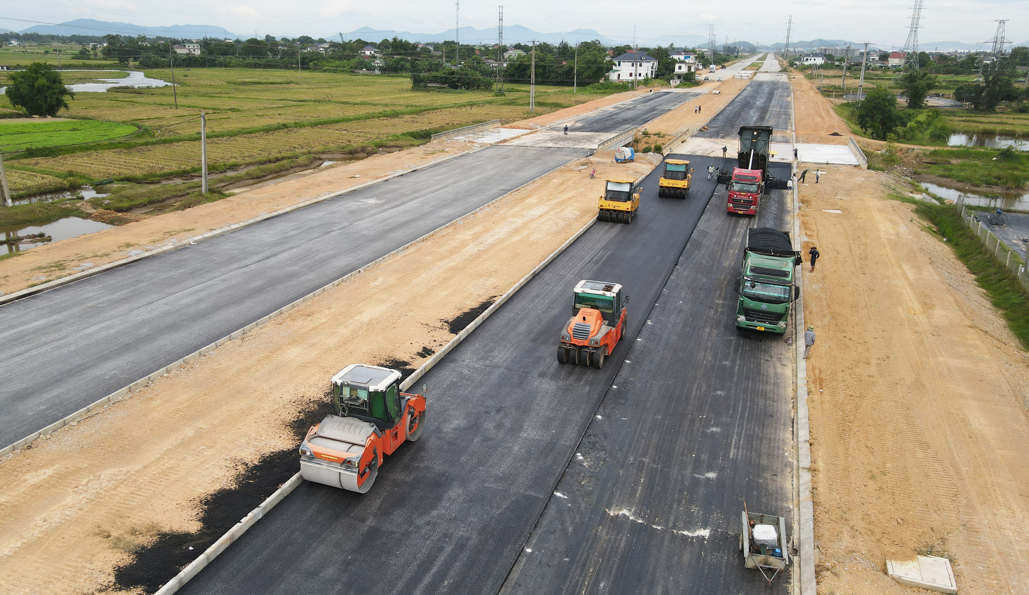 Phơi lưng đội nắng, chạy nước r&uacute;t tr&ecirc;n dự &aacute;n đường 740 tỷ đồng ở Nghệ An- Ảnh 7.