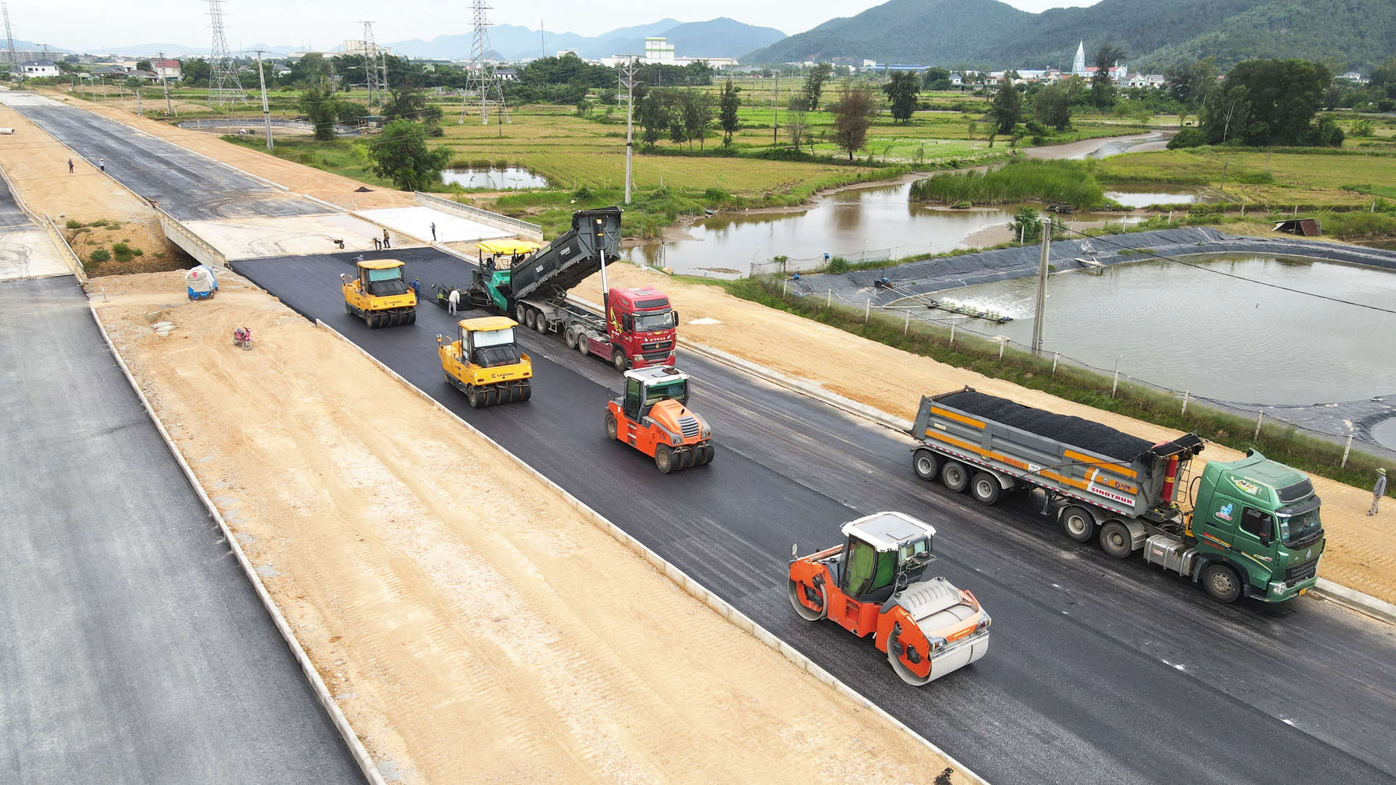 Phơi lưng đội nắng, chạy nước r&uacute;t tr&ecirc;n dự &aacute;n đường 740 tỷ đồng ở Nghệ An- Ảnh 3.