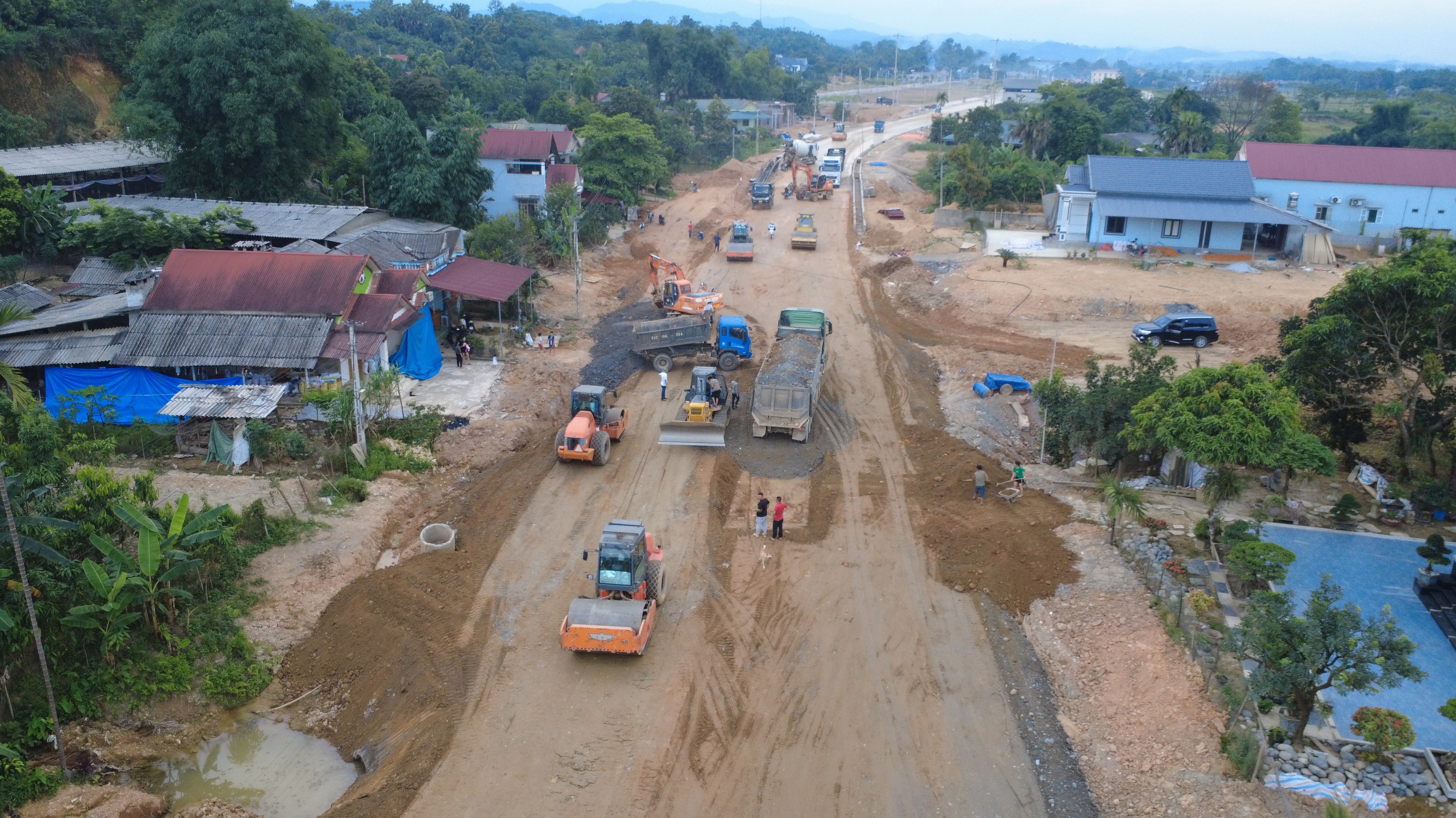 Yên Bái: Xuyên đêm thi công, nỗ lực đưa dự án tỉnh lộ 166 về đích trước 30/6- Ảnh 3. Yên Bái: Xuyên đêm thi công, nỗ lực đưa dự án tỉnh lộ 166 về đích trước 30/6- Ảnh 3.